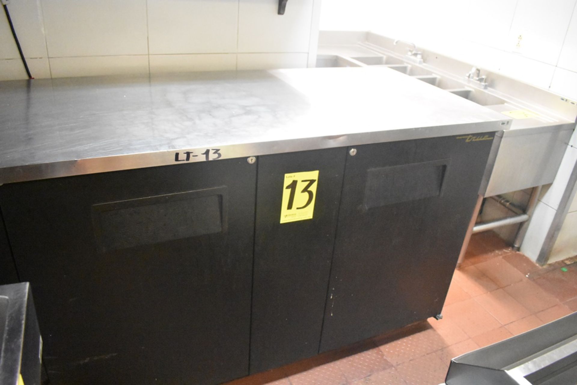 Mesa de trabajo refrigerada con cubierta en acero inoxidable marca True, modelo TBB-3, número de se - Image 10 of 20