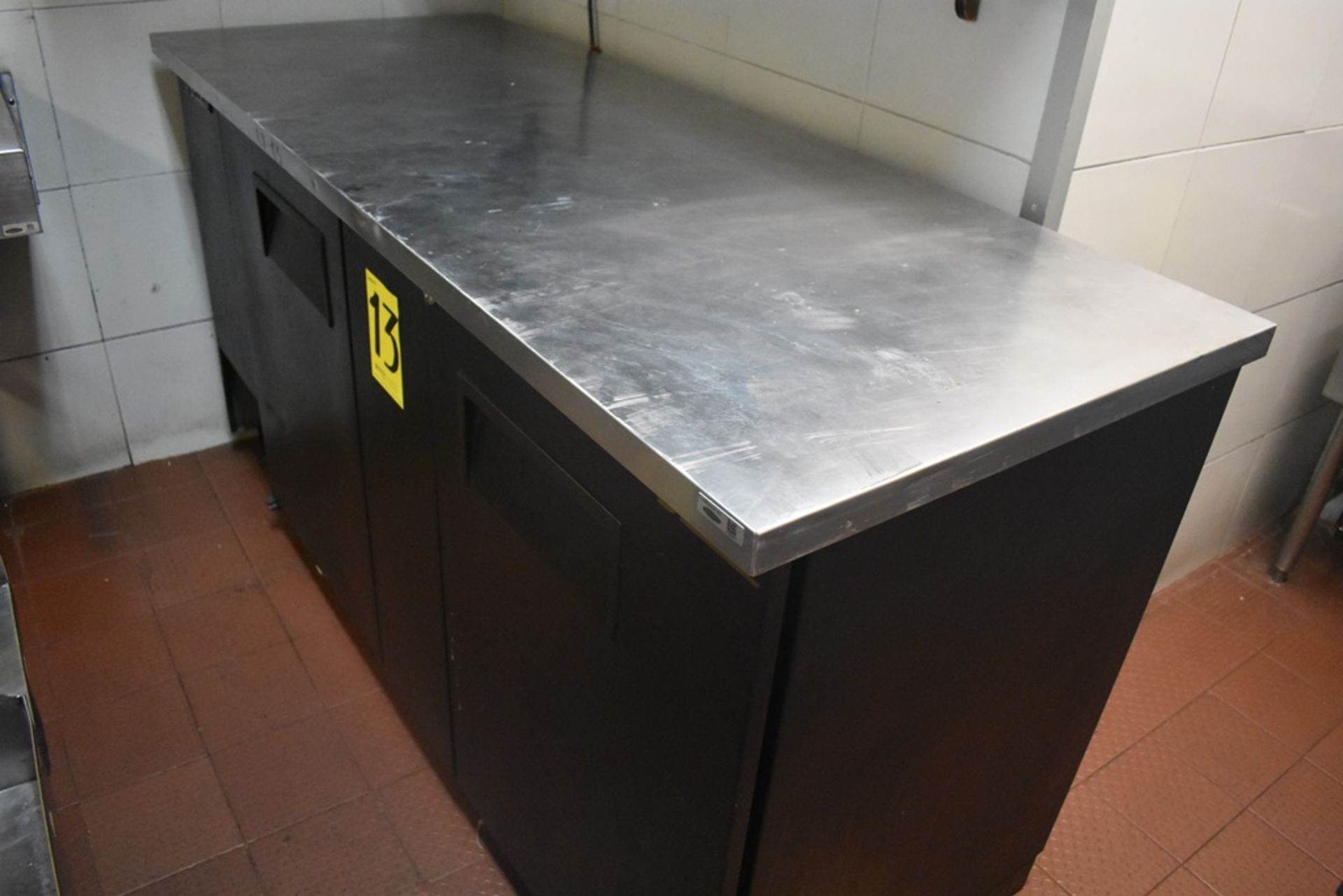 Mesa de trabajo refrigerada con cubierta en acero inoxidable marca True, modelo TBB-3, número de se - Image 3 of 20