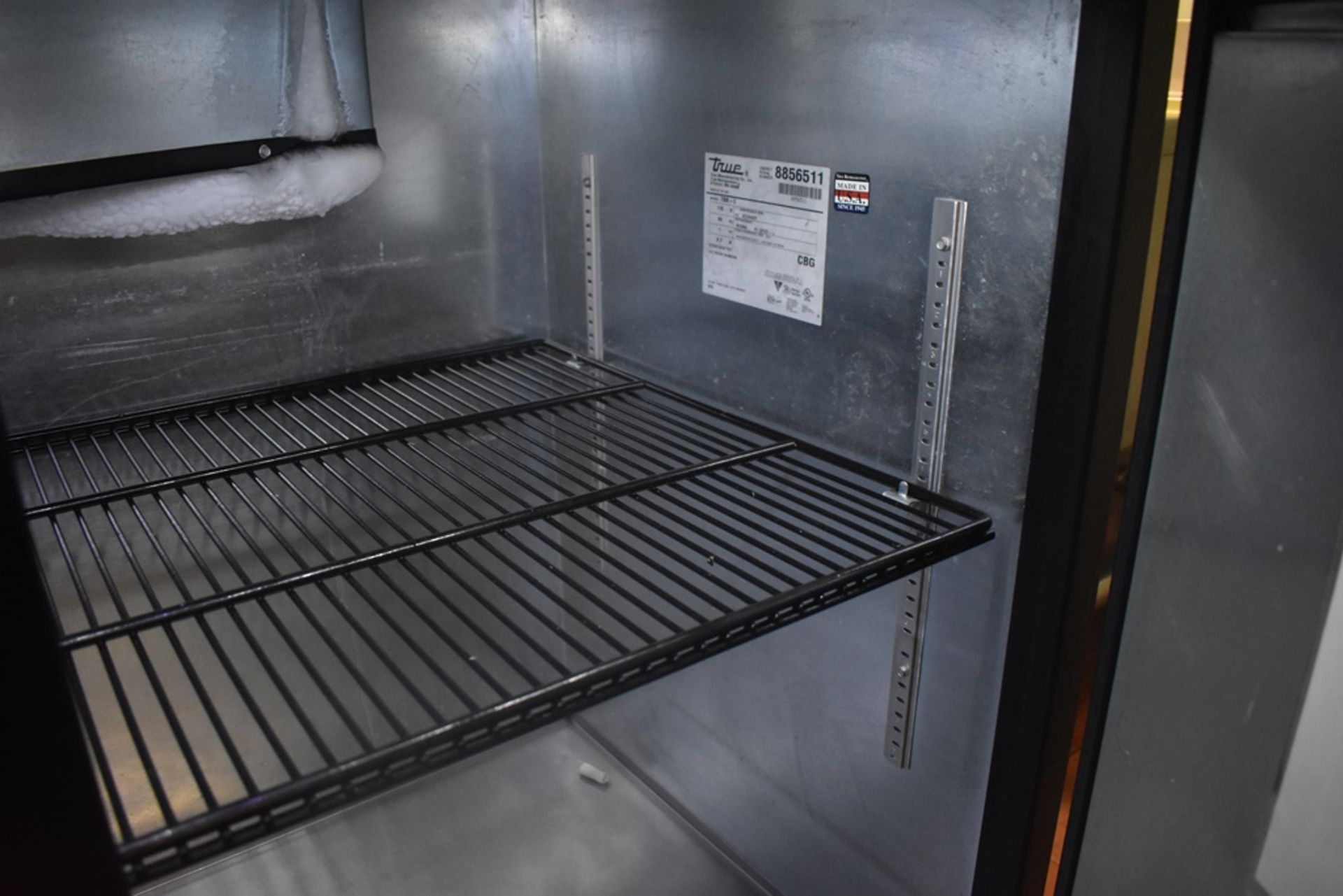 Mesa de trabajo refrigerada con cubierta en acero inoxidable marca True, modelo TBB-3, número de se - Image 16 of 20