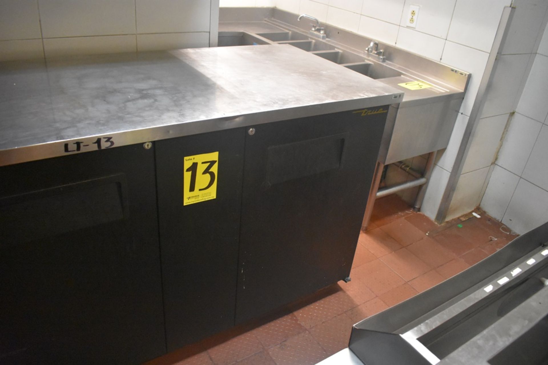 Mesa de trabajo refrigerada con cubierta en acero inoxidable marca True, modelo TBB-3, número de se - Image 11 of 20