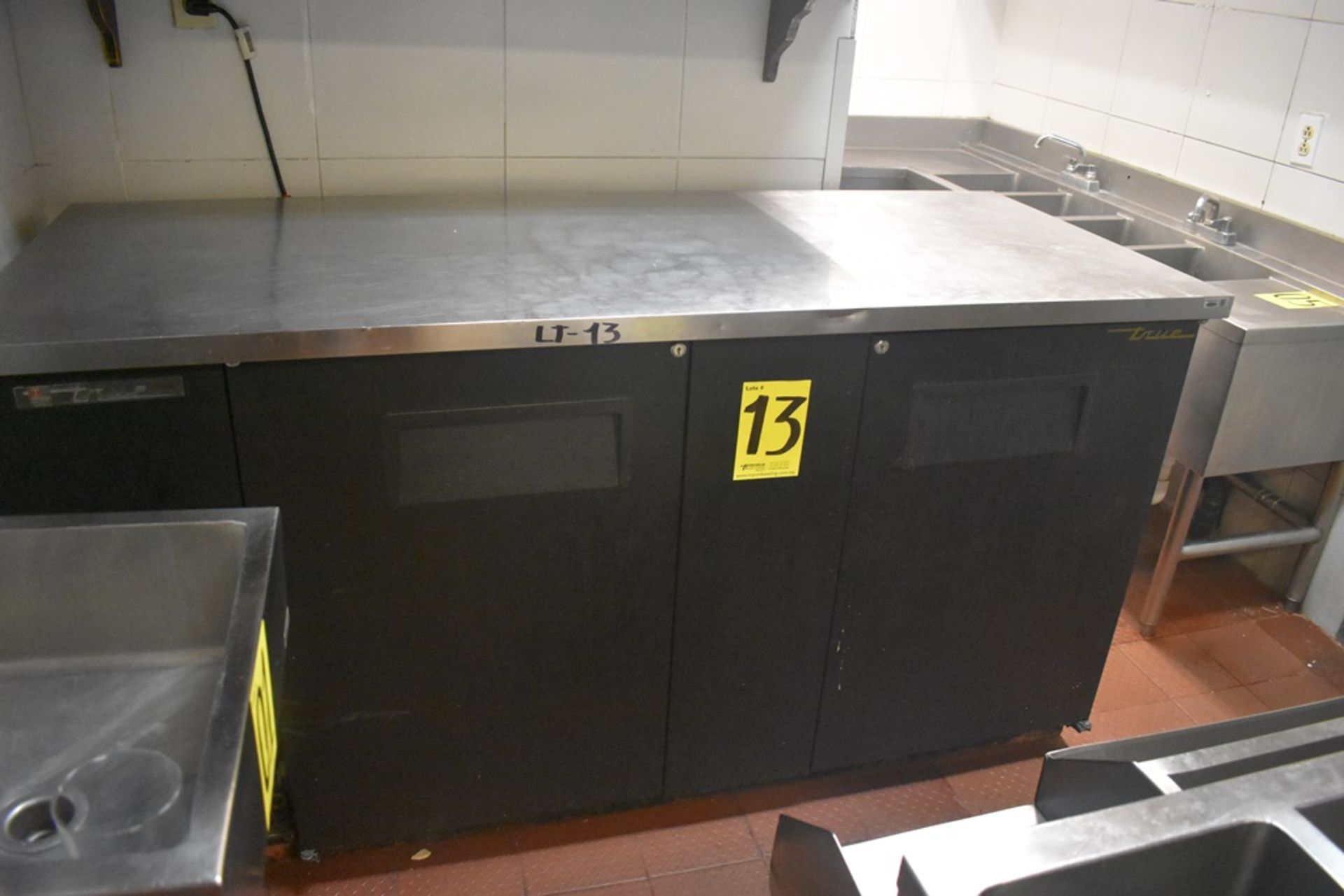Mesa de trabajo refrigerada con cubierta en acero inoxidable marca True, modelo TBB-3, número de se - Image 9 of 20
