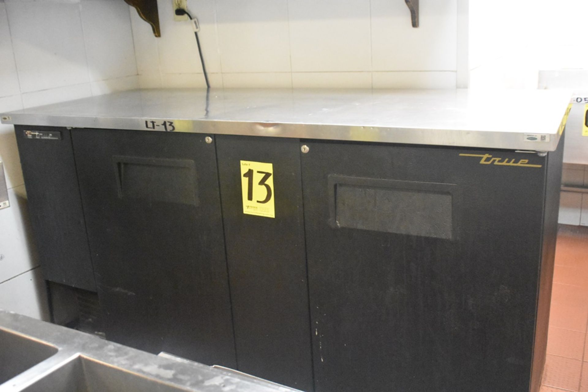 Mesa de trabajo refrigerada con cubierta en acero inoxidable marca True, modelo TBB-3, número de se - Image 7 of 20