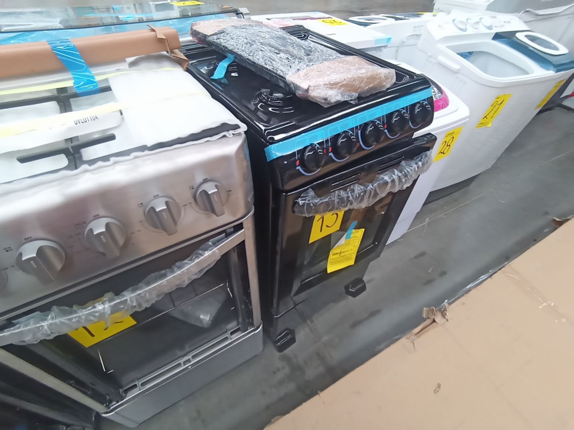 Lote de 2 Estufas contiene: 1 Estufa de 6 Quemadores Marca Whirlpool, Modelo WFR3200D00, Serie VEB0 - Image 10 of 17