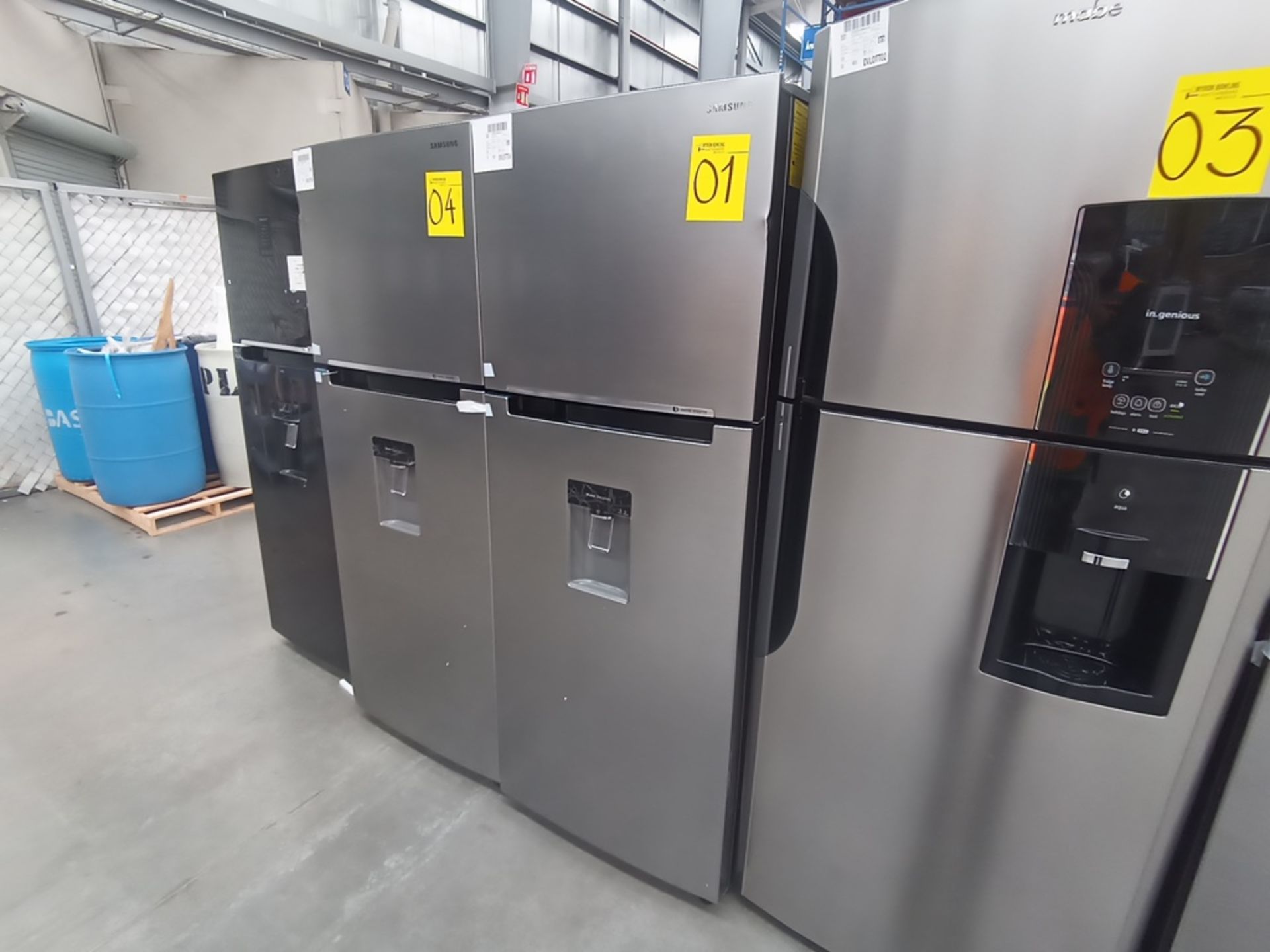 1 Refrigerador Marca Samsung, Modelo RT38AS71IS9, Serie 0BBT4BAT201582F, Color Gris, Golpeado, Favo