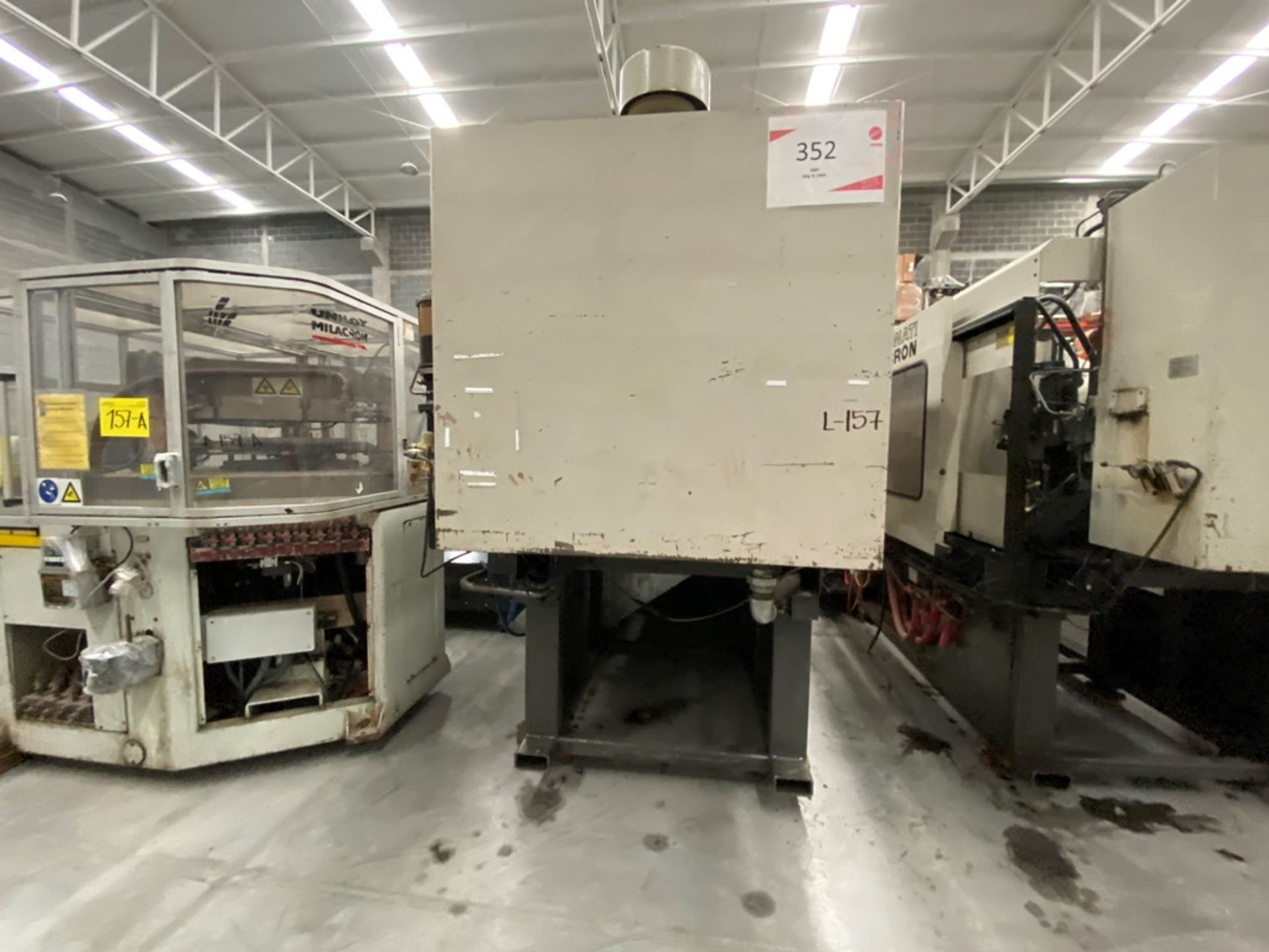 Cincinnati Milacron Plastic Injection Machine 300 Tons, Injection Capacity 822gr. - Image 5 of 82