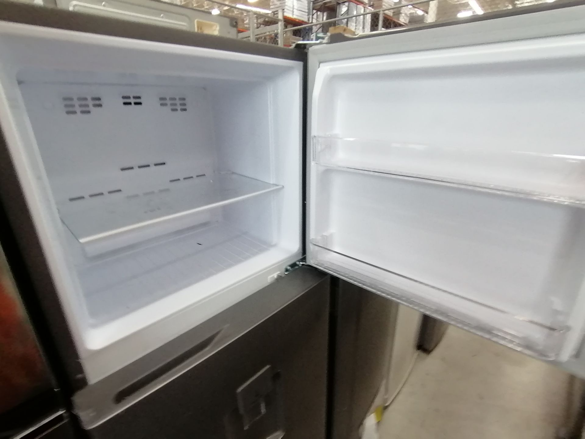 1 Refrigerador con Dispensador de Agua Marca Winia, Modelo DFR32210GMDX, Serie MR22N12620742, Color - Image 11 of 15