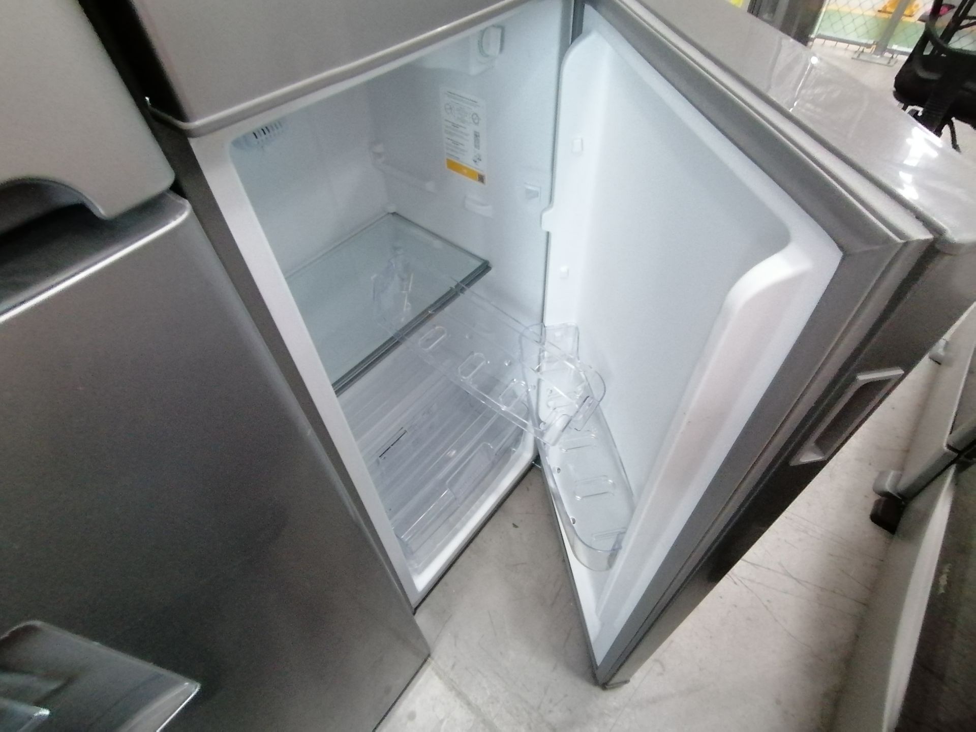 1 Refrigerador con Dispensador de Agua Marca Winia, Modelo DFR32210GMDX, Serie MR22N12620742, Color - Image 10 of 15