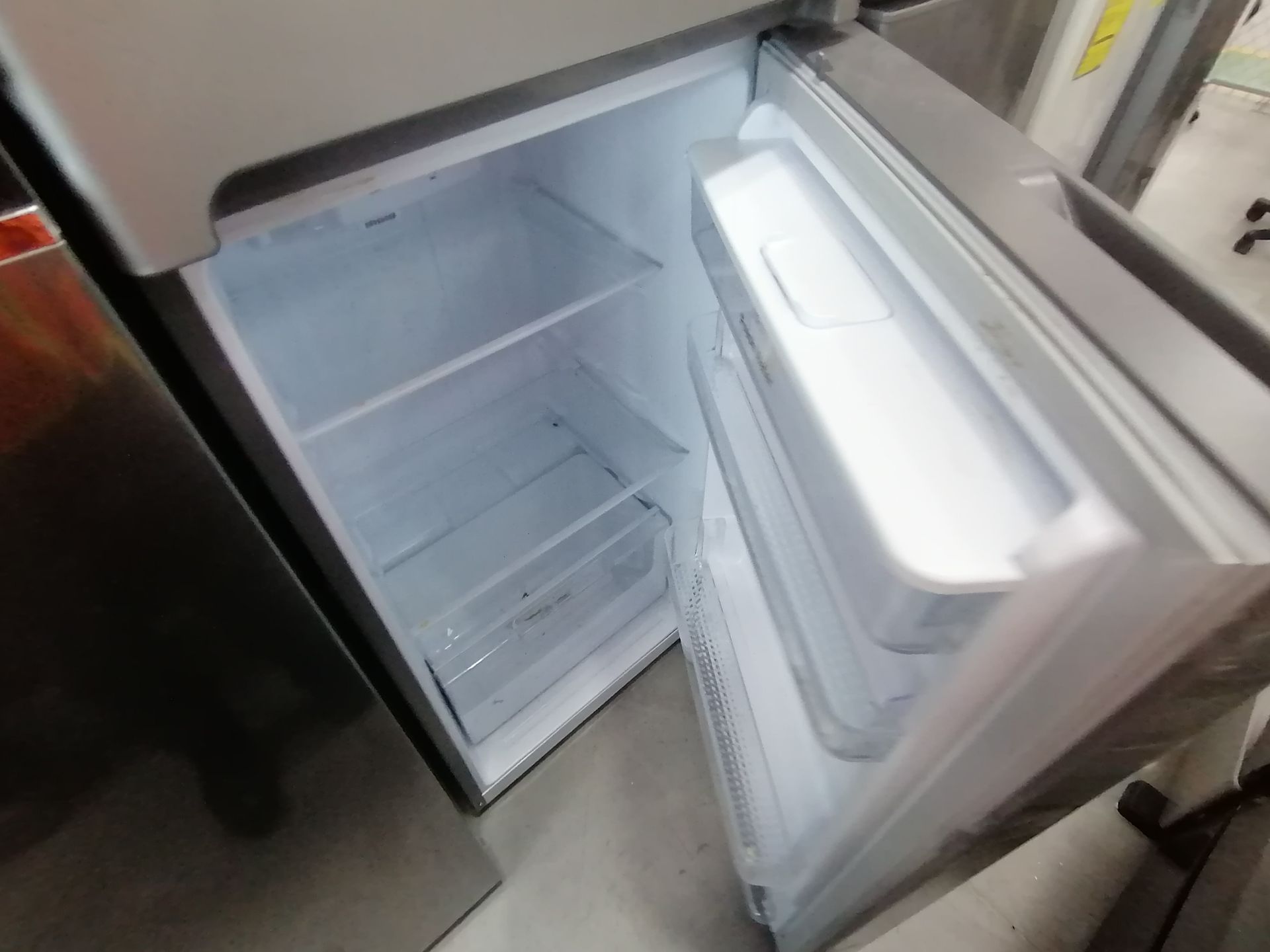 1 Refrigerador con Dispensador de Agua Marca Winia, Modelo DFR32210GMDX, Serie MR22N12620742, Color - Image 14 of 15