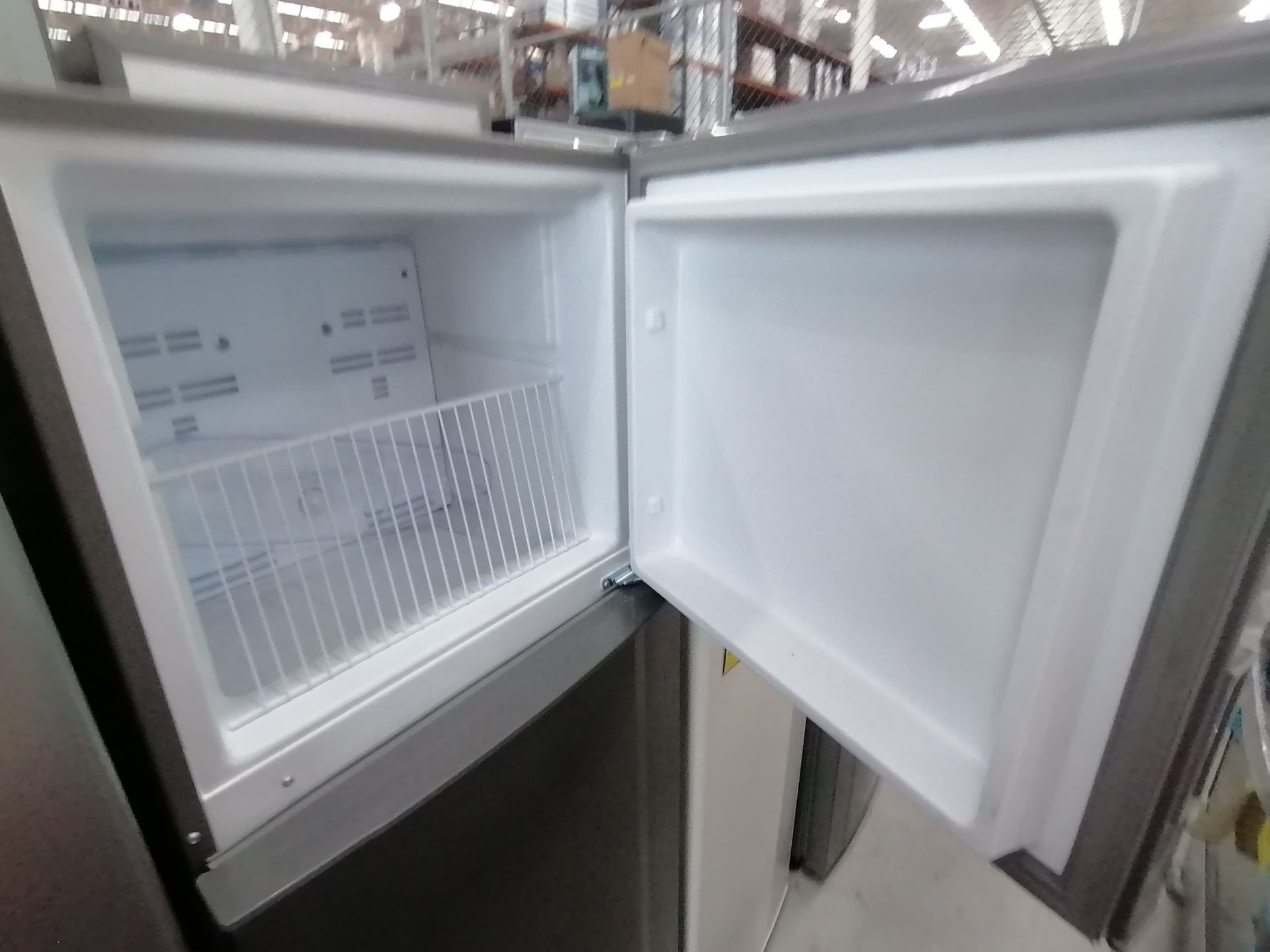 1 Refrigerador con Dispensador de Agua Marca Winia, Modelo DFR32210GMDX, Serie MR22N12620742, Color - Image 7 of 15