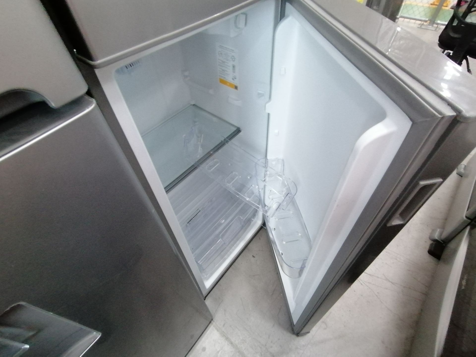 1 Refrigerador con Dispensador de Agua Marca Winia, Modelo DFR32210GMDX, Serie MR22N12620742, Color - Image 9 of 15