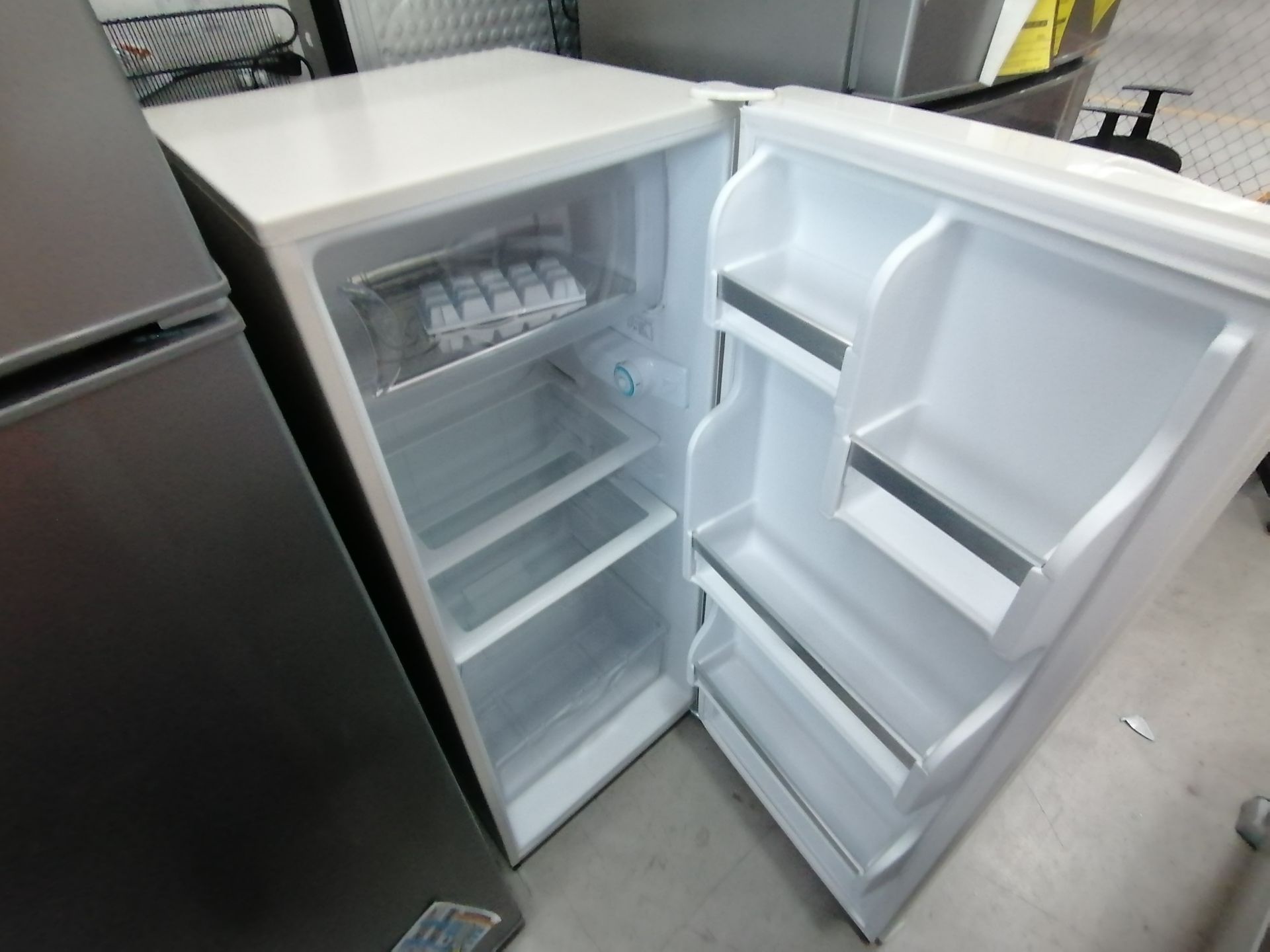 1 Refrigerador Marca Acros, Modelo ERT07TXLT, Serie VRA4436928, Color Blanco, Golpeado, Favor de in - Image 12 of 14