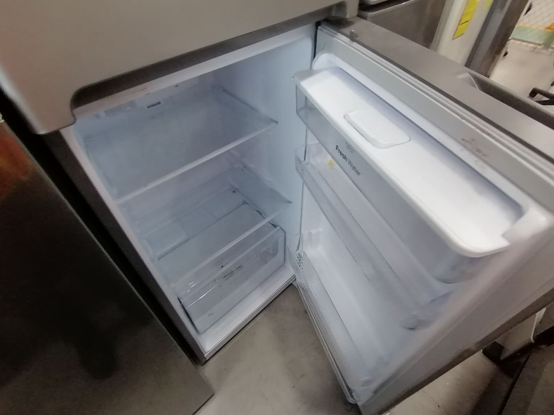 1 Refrigerador con Dispensador de Agua Marca Winia, Modelo DFR32210GMDX, Serie MR22N12620742, Color - Image 13 of 15