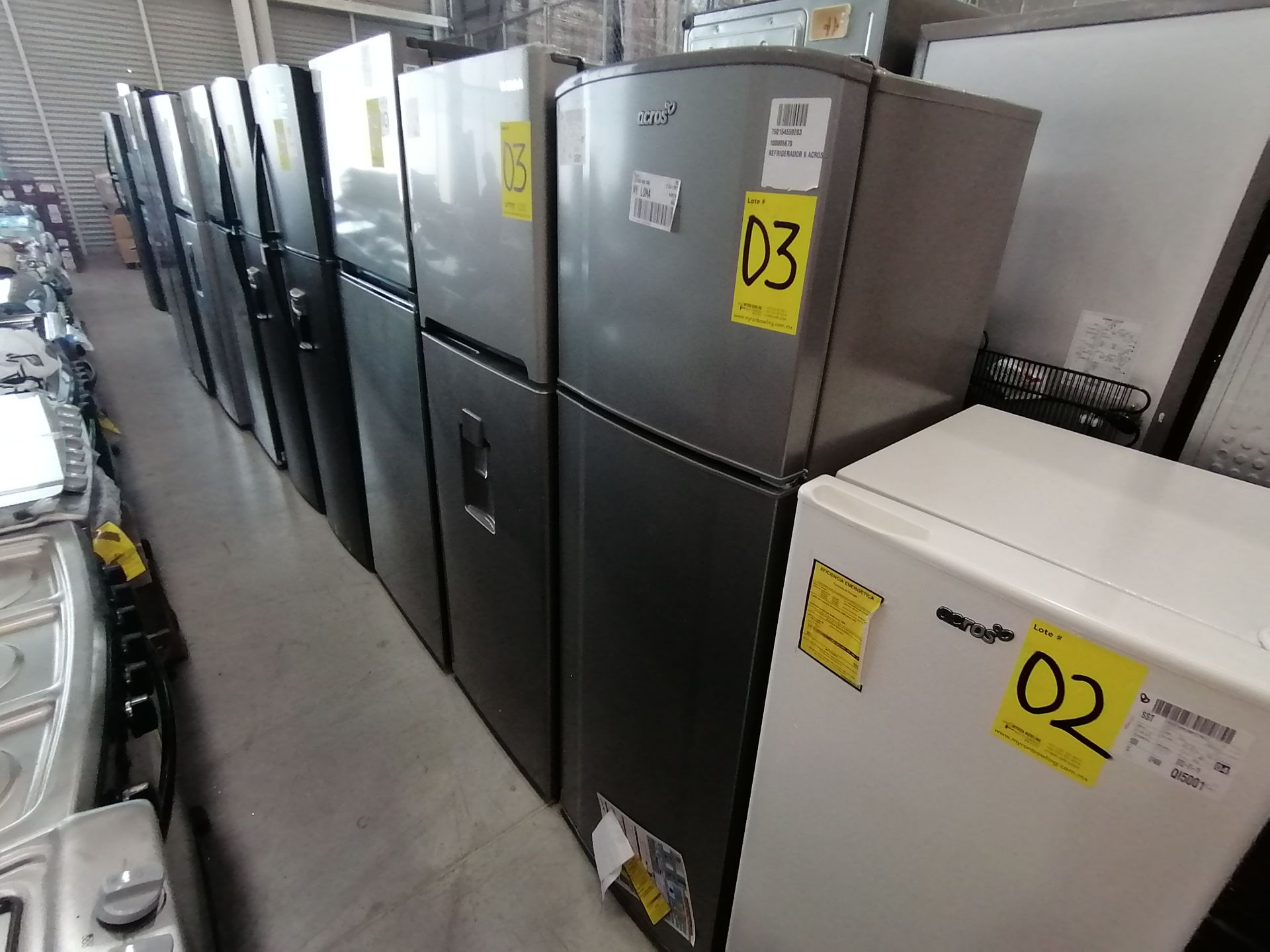 1 Refrigerador con Dispensador de Agua Marca Winia, Modelo DFR32210GMDX, Serie MR22N12620742, Color