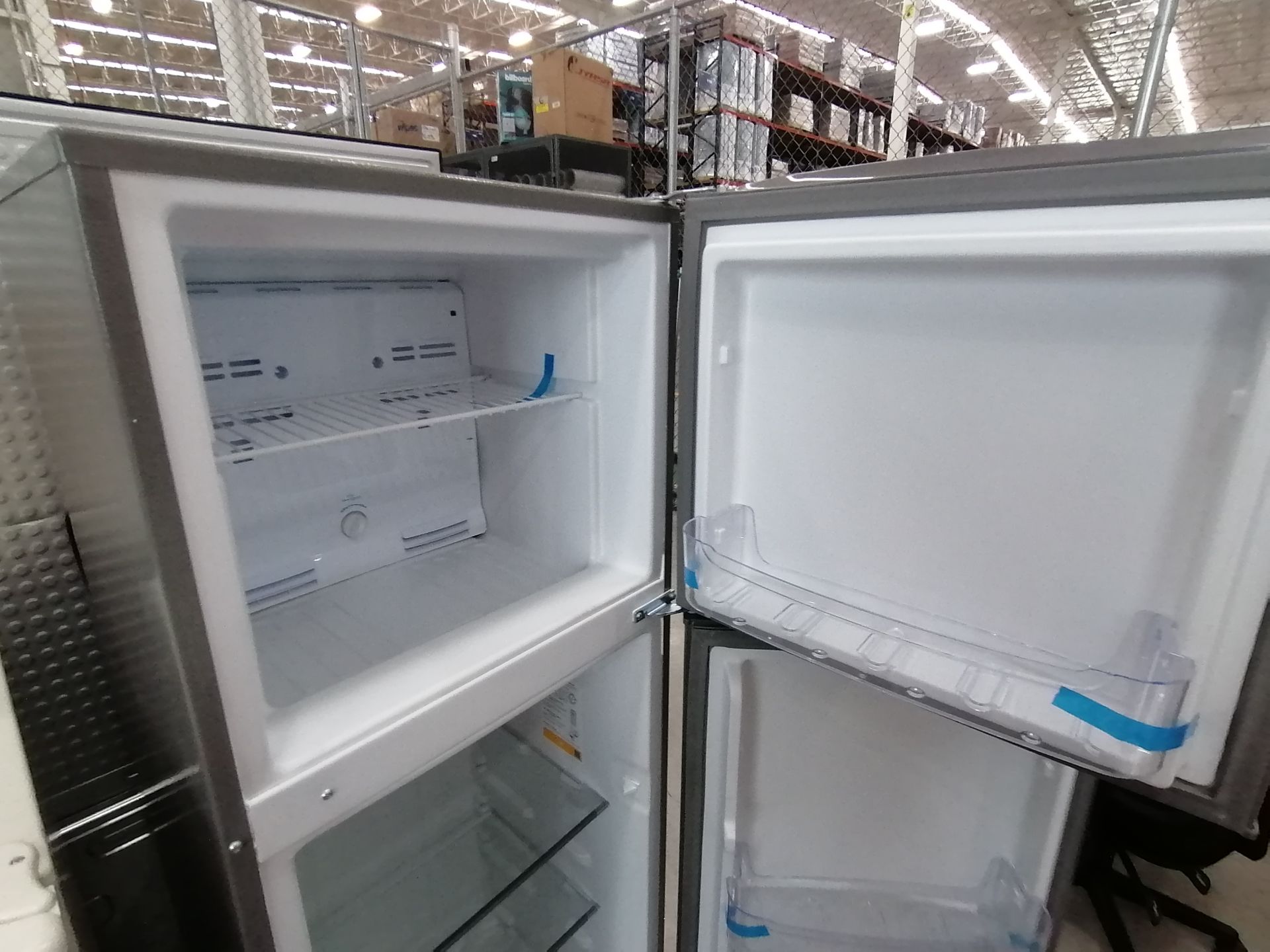 1 Refrigerador Marca Acros, Modelo ERT07TXLT, Serie VRA4436928, Color Blanco, Golpeado, Favor de in - Image 8 of 14