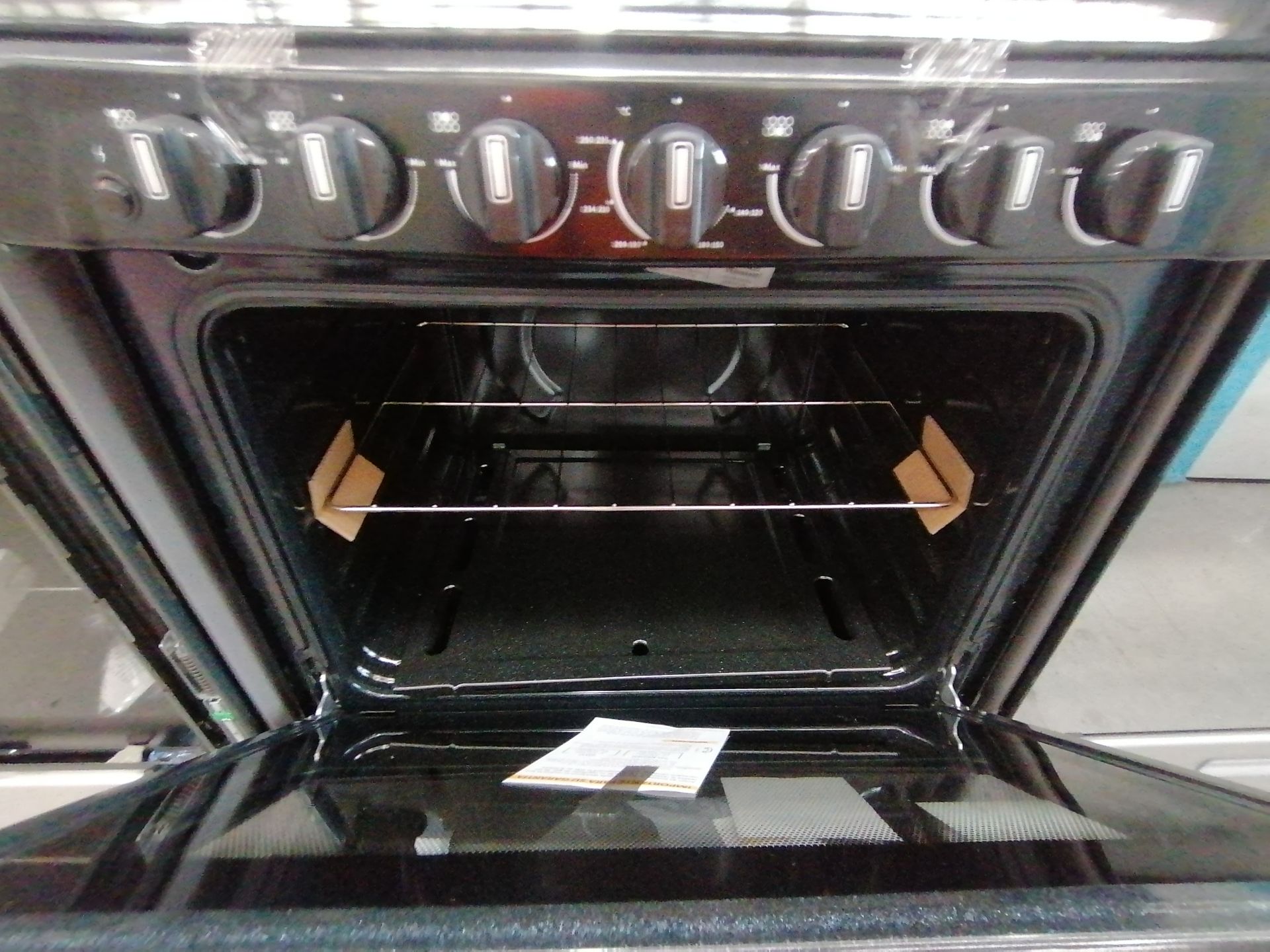 1 Estufa de 6 Quemadores, Marca Whirlpool, Modelo AF5001Z00, Serie VEB088397, Color Negro, Favor de - Image 9 of 22