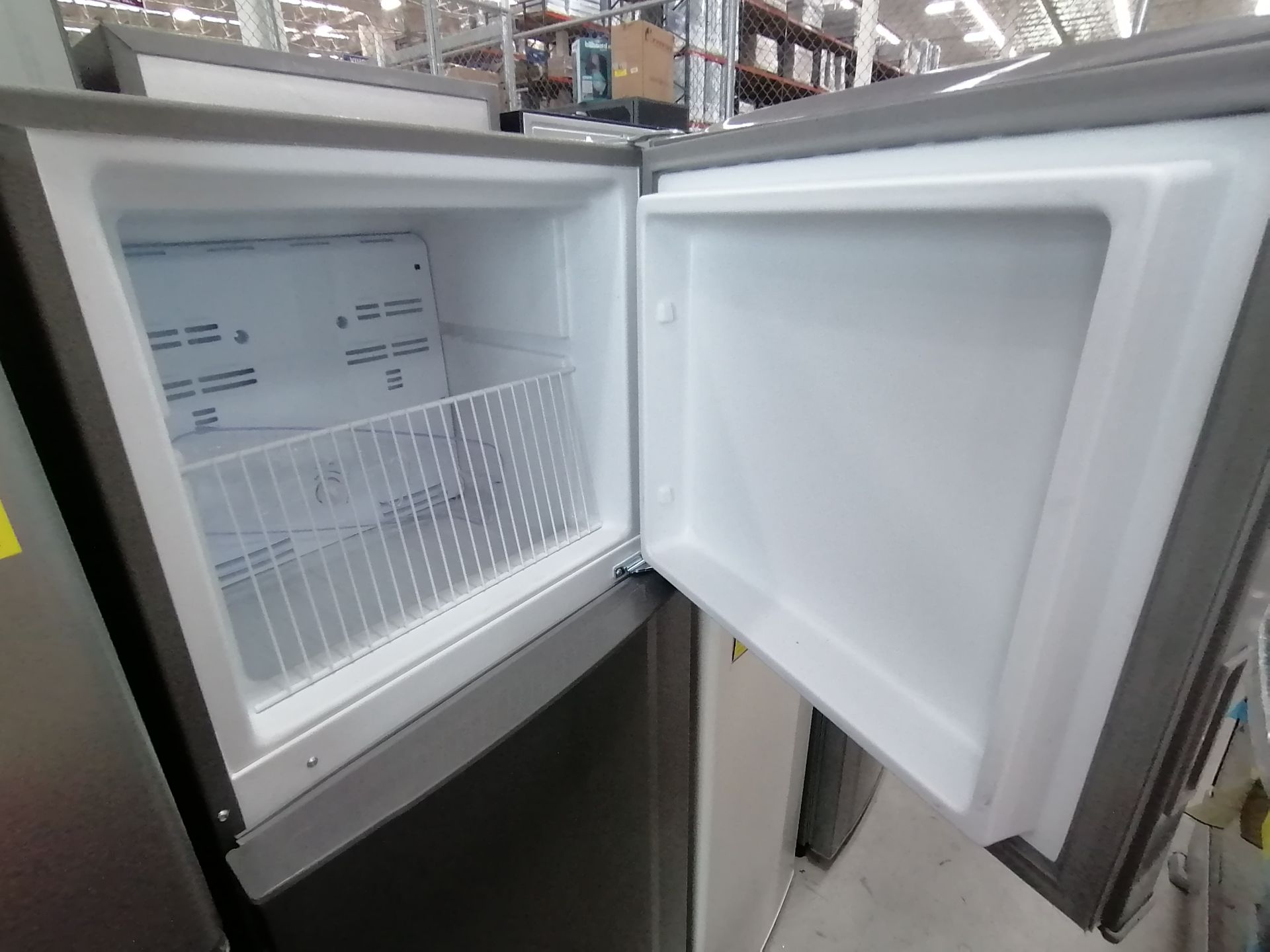 1 Refrigerador con Dispensador de Agua Marca Winia, Modelo DFR32210GMDX, Serie MR22N12620742, Color - Image 8 of 15