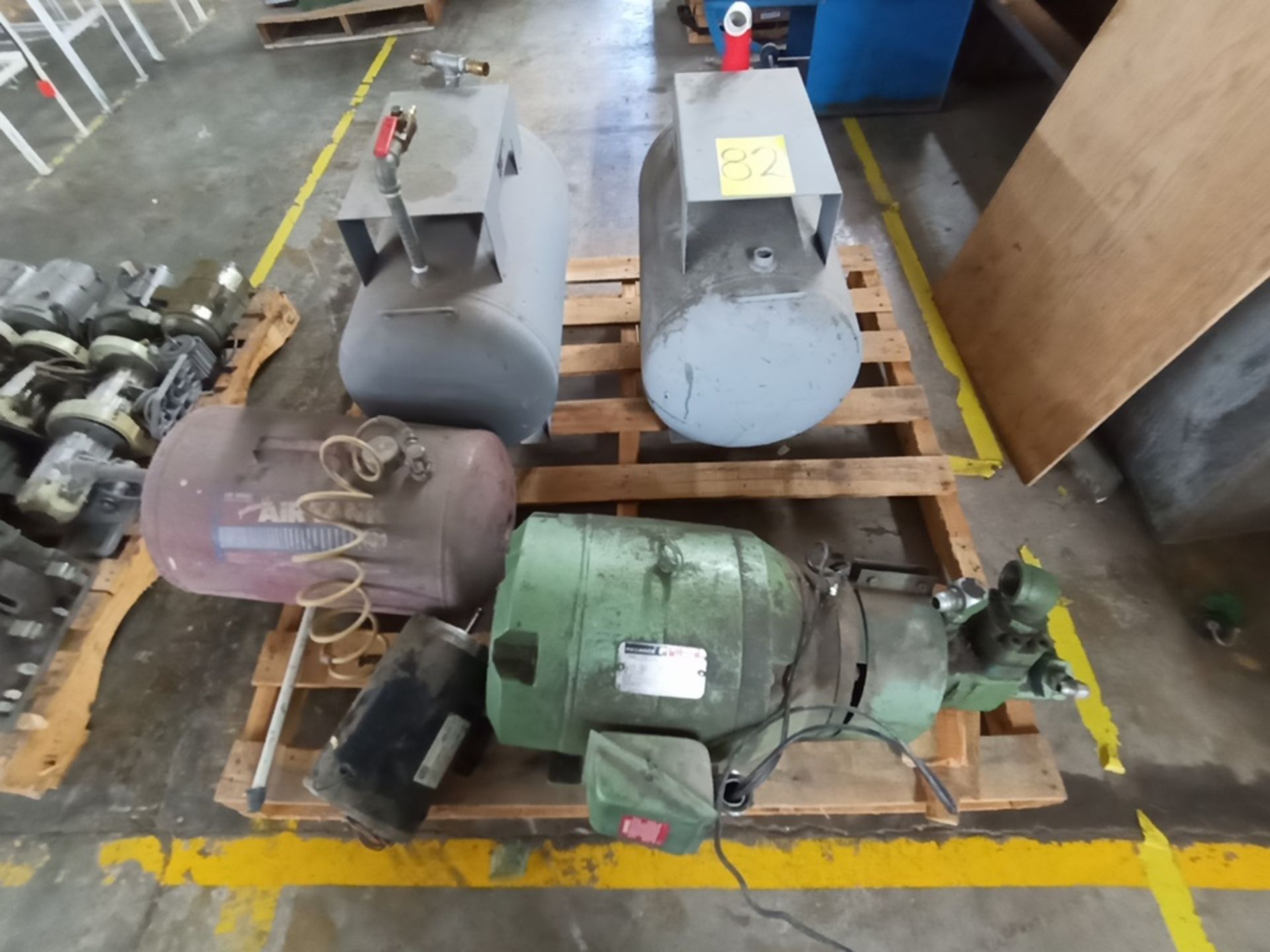 Pallet with 2 TEI tanks of 50 liter , model 29GAL, Series 251020 -161020, 1 Reliance Pump