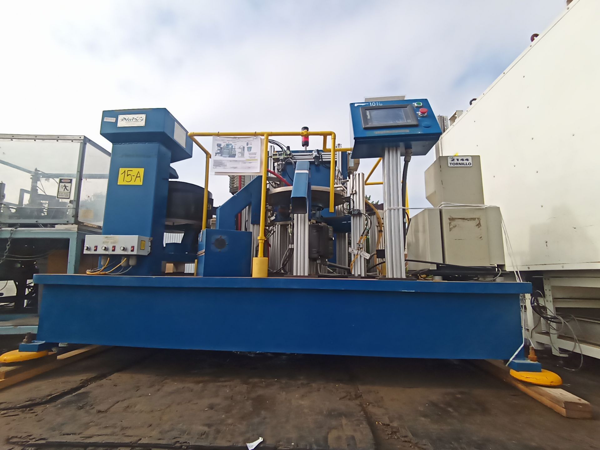 Dial X Vibratory bowl feeders with mounting machine, Model DM.