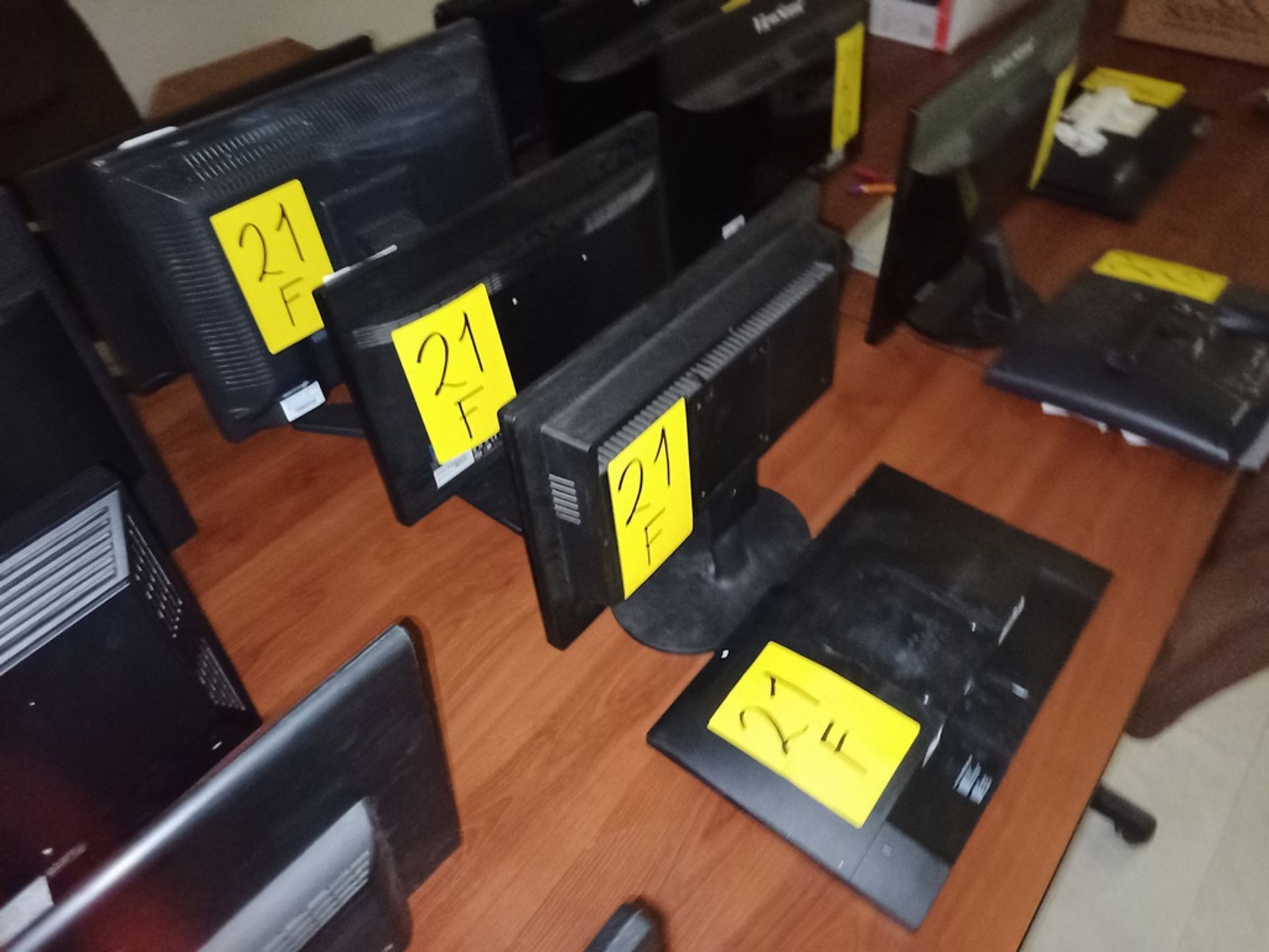 Lot of 6 Monitors contains: 6 Monitors of 17" brands Samsung, Acer, ADC, Dell. Please inspect. - Image 5 of 8