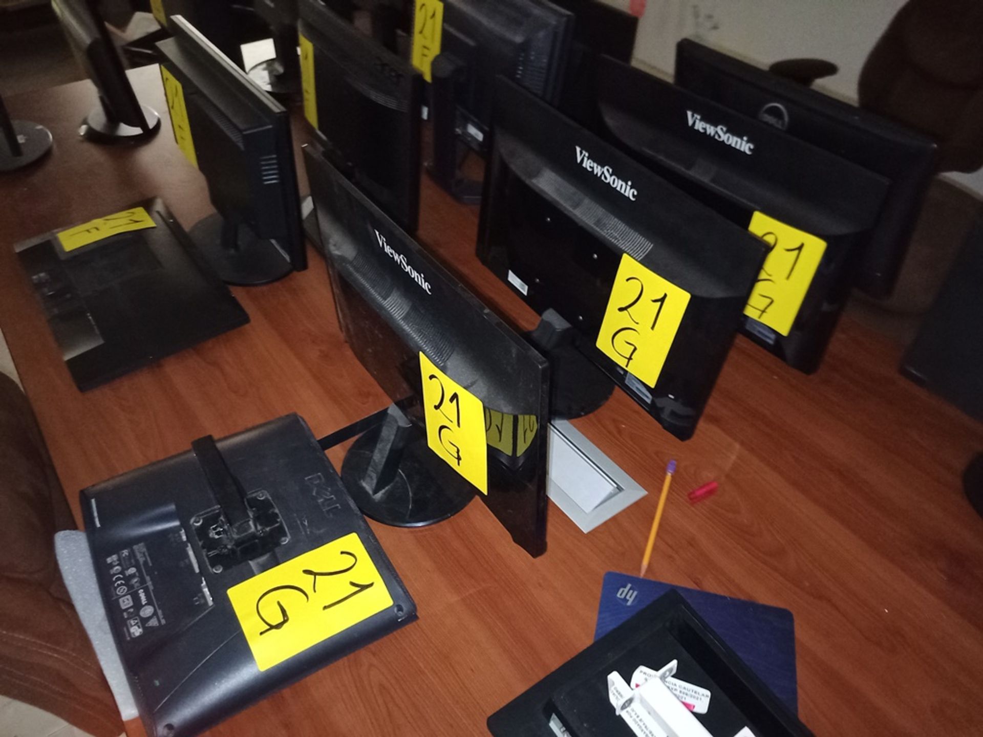 Lot of 6 Monitors contains: 6 Monitors of 17" brands Samsung, Acer, ADC, Dell. Please inspect. - Image 5 of 8