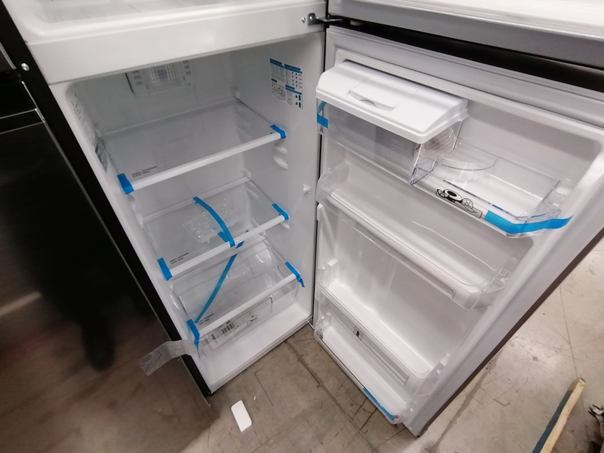 1 Refrigerador con Dispensador de Agua Marca Mabe, Color Gris, Modelo RMA300FJMR, Serie 2112B707142 - Image 12 of 13