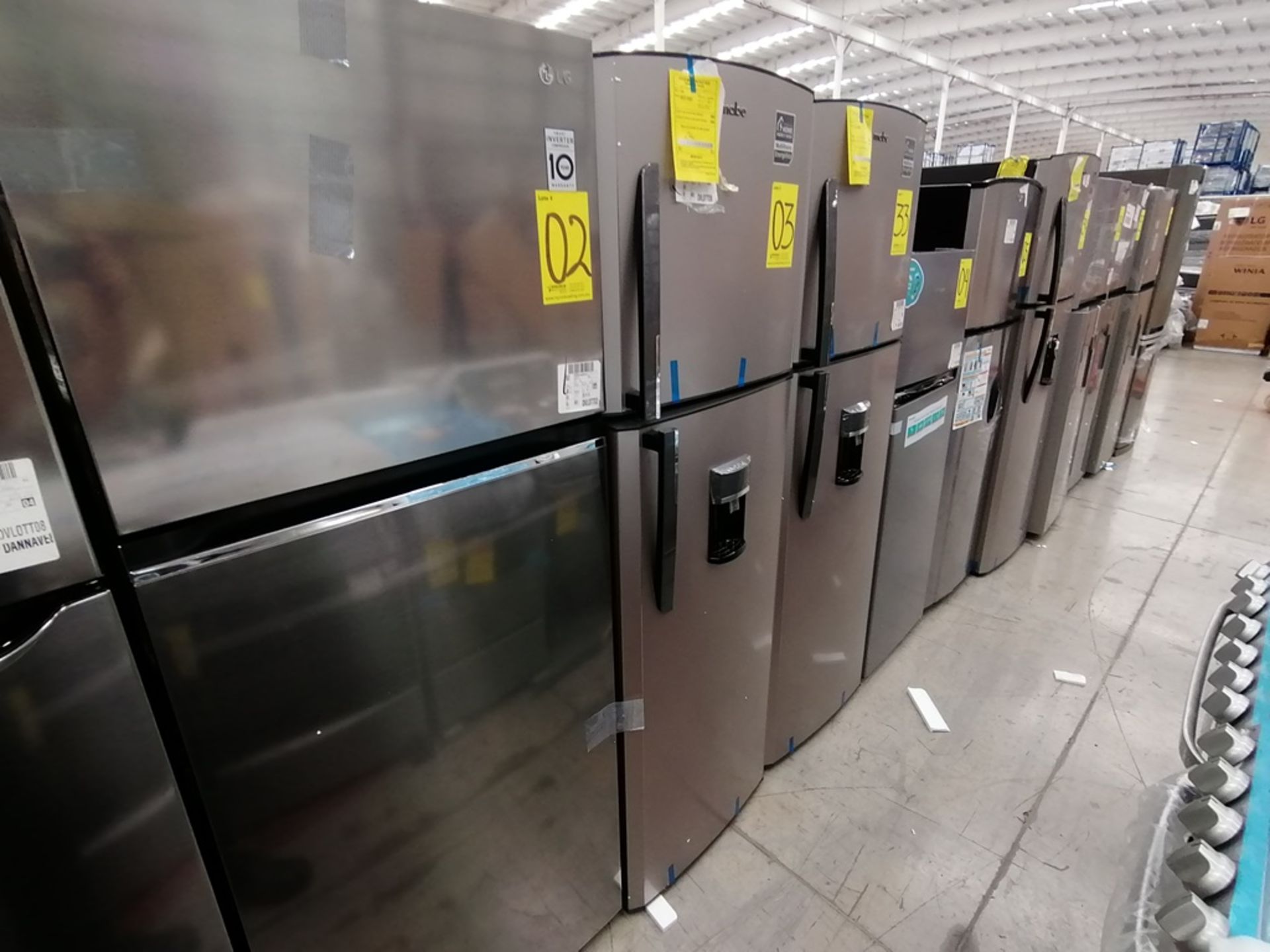 1 Refrigerador con Dispensador de Agua Marca Mabe, Color Gris, Modelo RMA300FJMR, Serie 2112B707142 - Image 7 of 13