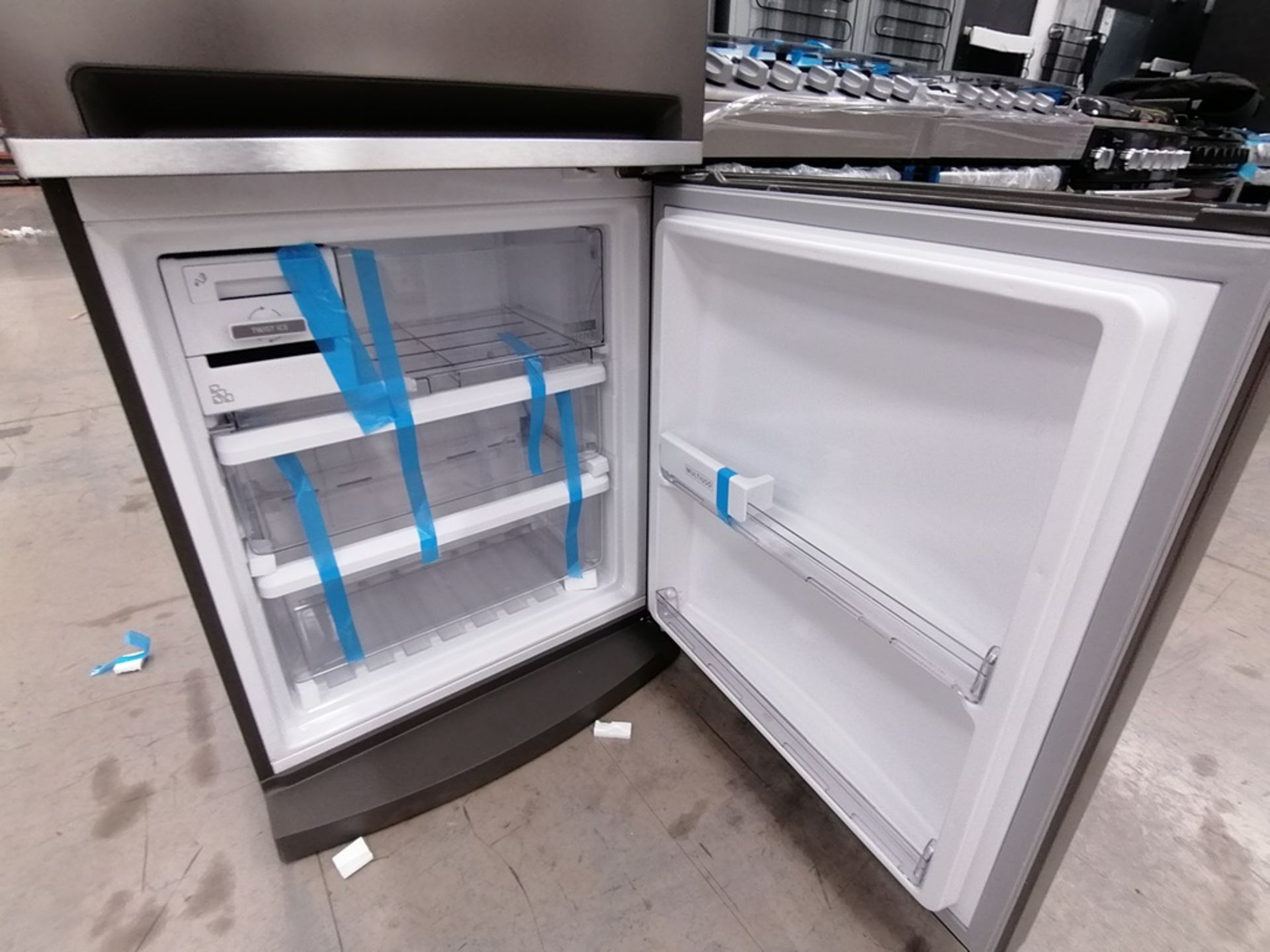 1 Refrigerador Marca Whirlpool, Color Gris, Modelo WRE57BKTWW, Serie JL1135984, Golpeado Favor de I - Image 7 of 11