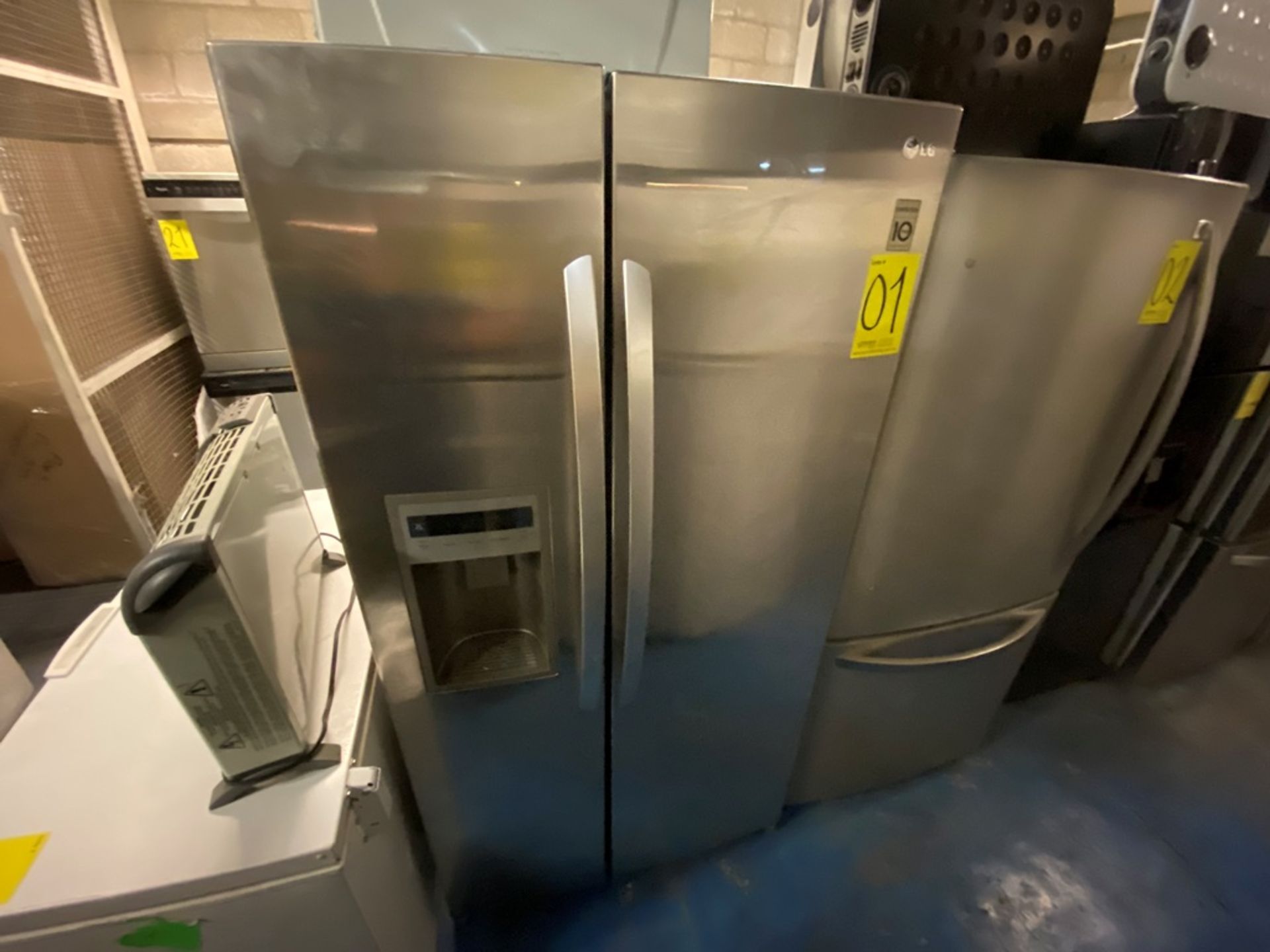 Refrigerador marca LG modelo GML278DS Serie 404MRSS08030 color gris, detalles estéticos, favor de i