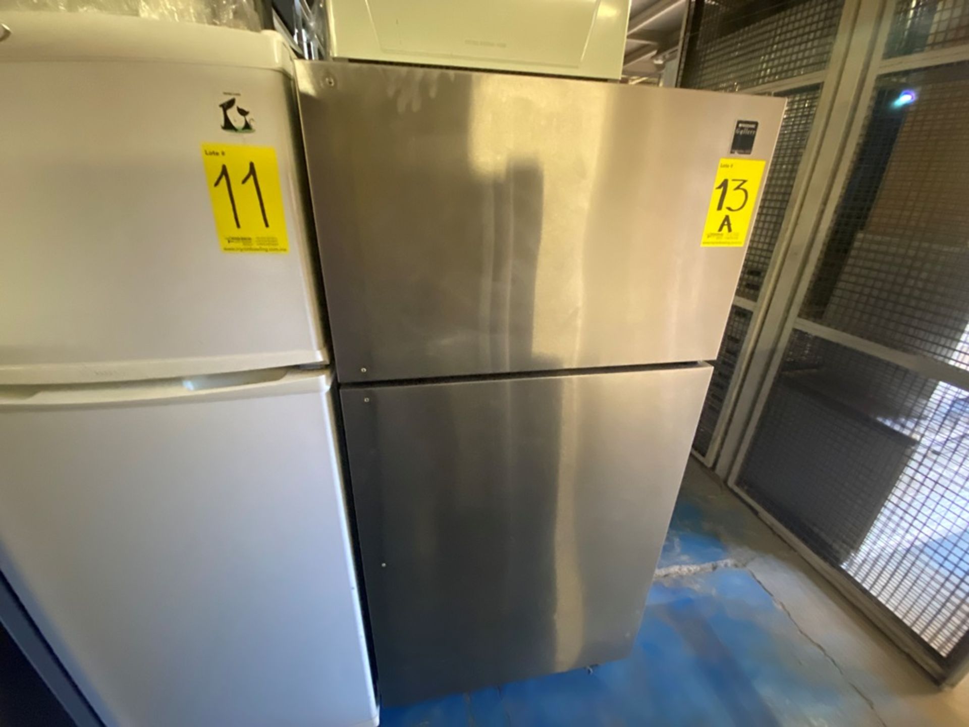 Lote Conformado por 1 Refrigerador marca Frigidaire color gris, Modelo FRT22TSEB5, Serie LA8440700, - Image 2 of 11