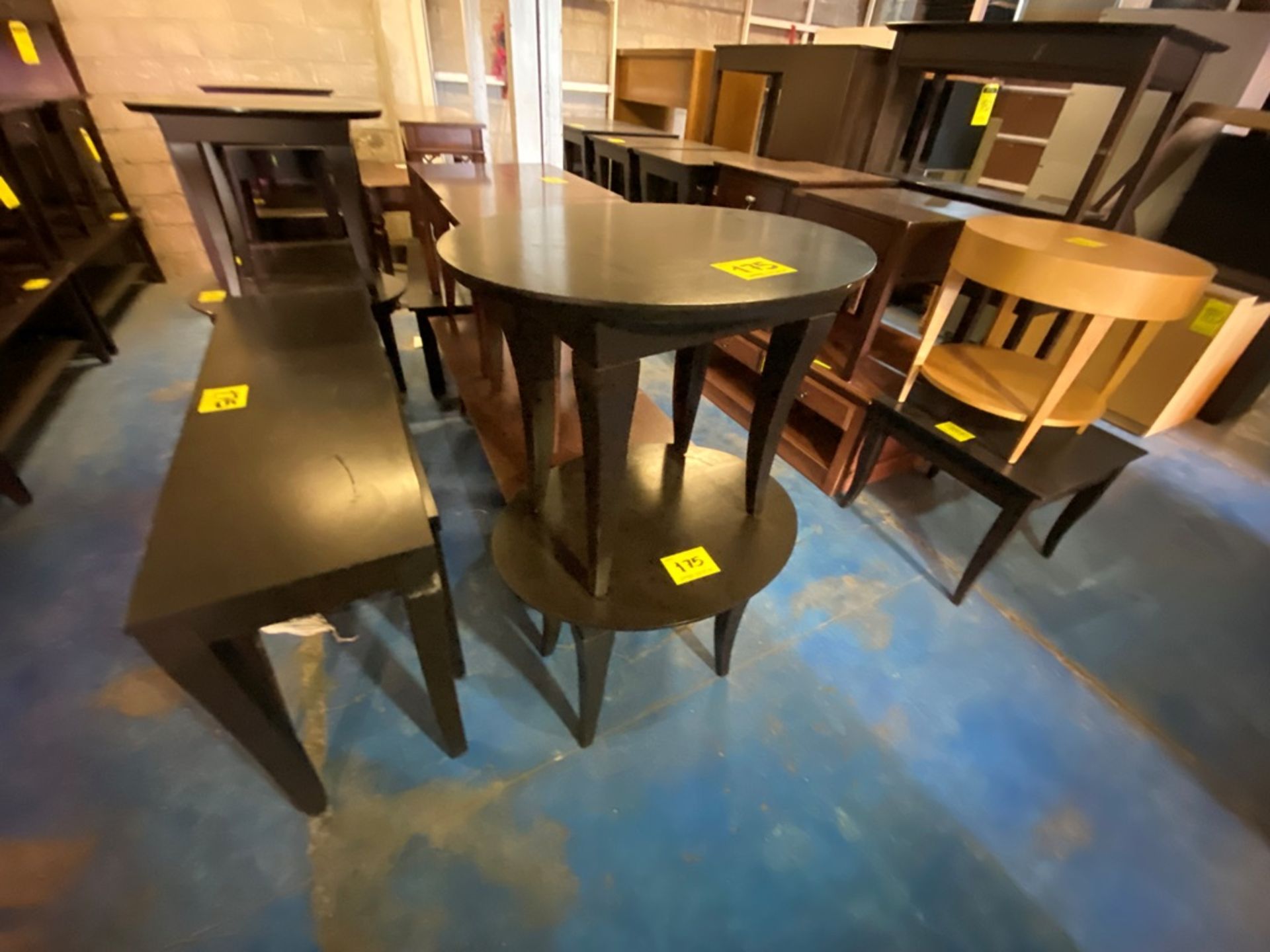 Lote Conformado por 2 mesas, Contiene; 1 Mesa Tipo Esquinero Ovalada de Madera Color Café 70x55x58 - Image 3 of 13