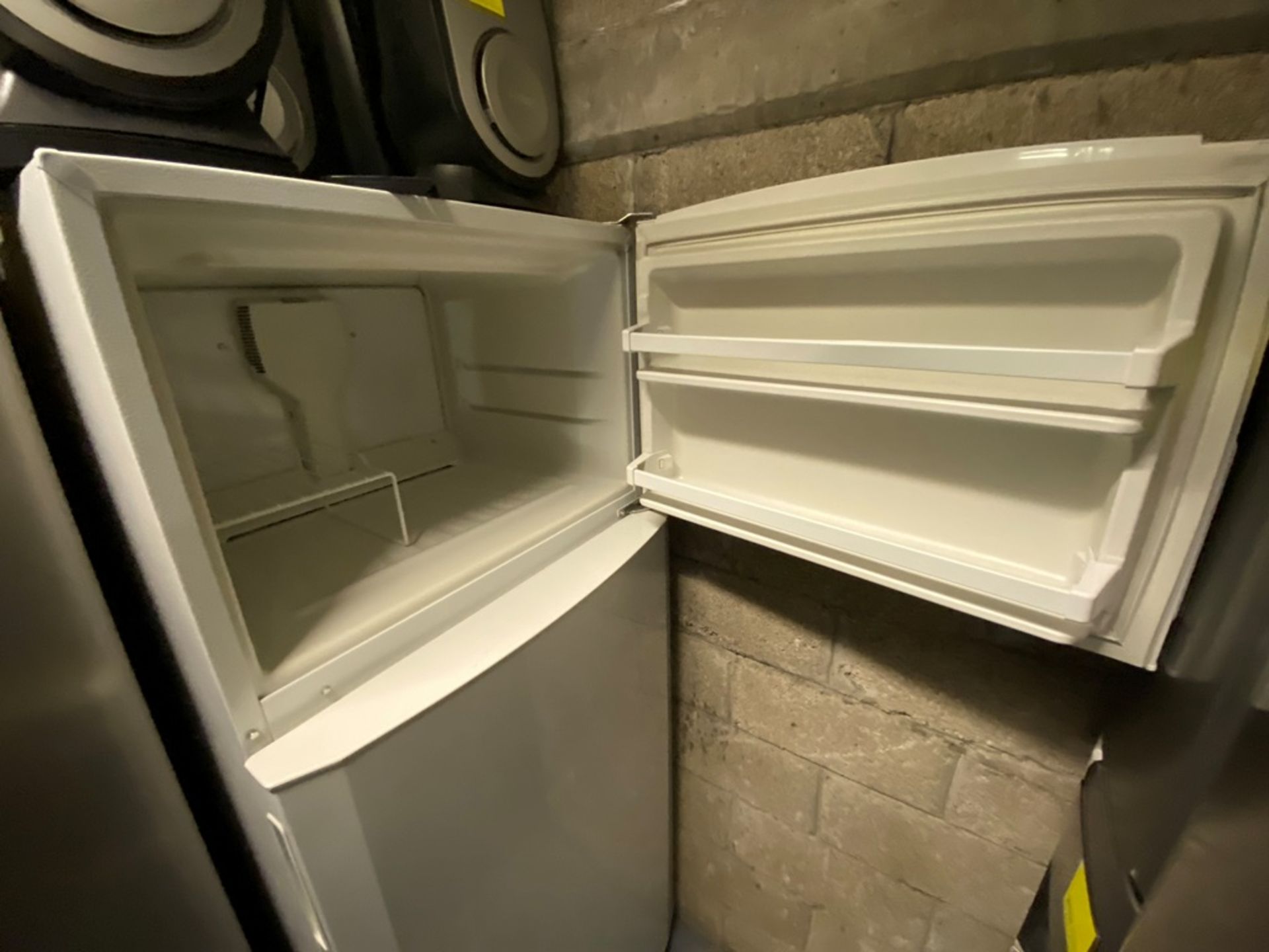 Refrigerador Marca Whirlpool, Modelo WT8002Q Serie VS02347731, Color Blanco Detalles estéticos, fav - Image 7 of 11