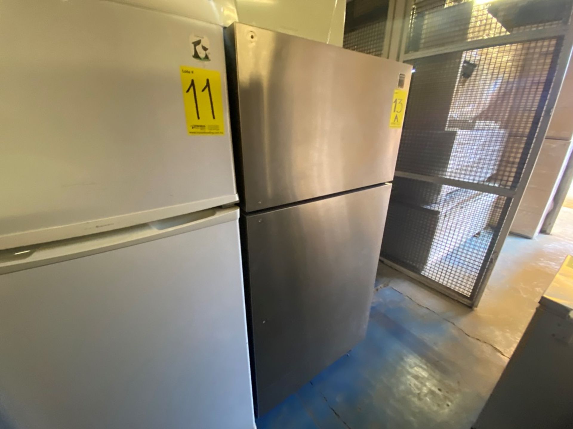 Lote Conformado por 1 Refrigerador marca Frigidaire color gris, Modelo FRT22TSEB5, Serie LA8440700, - Image 6 of 11