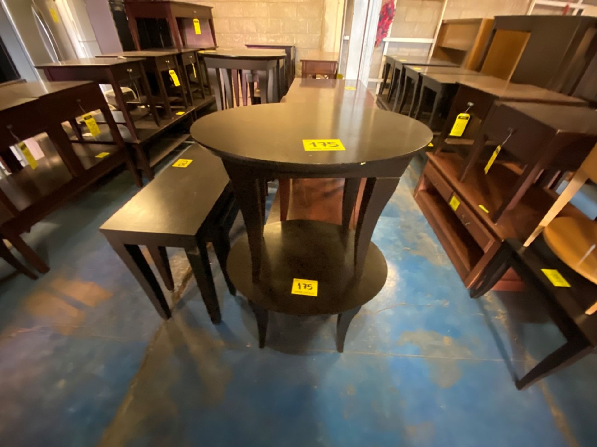 Lote Conformado por 2 mesas, Contiene; 1 Mesa Tipo Esquinero Ovalada de Madera Color Café 70x55x58
