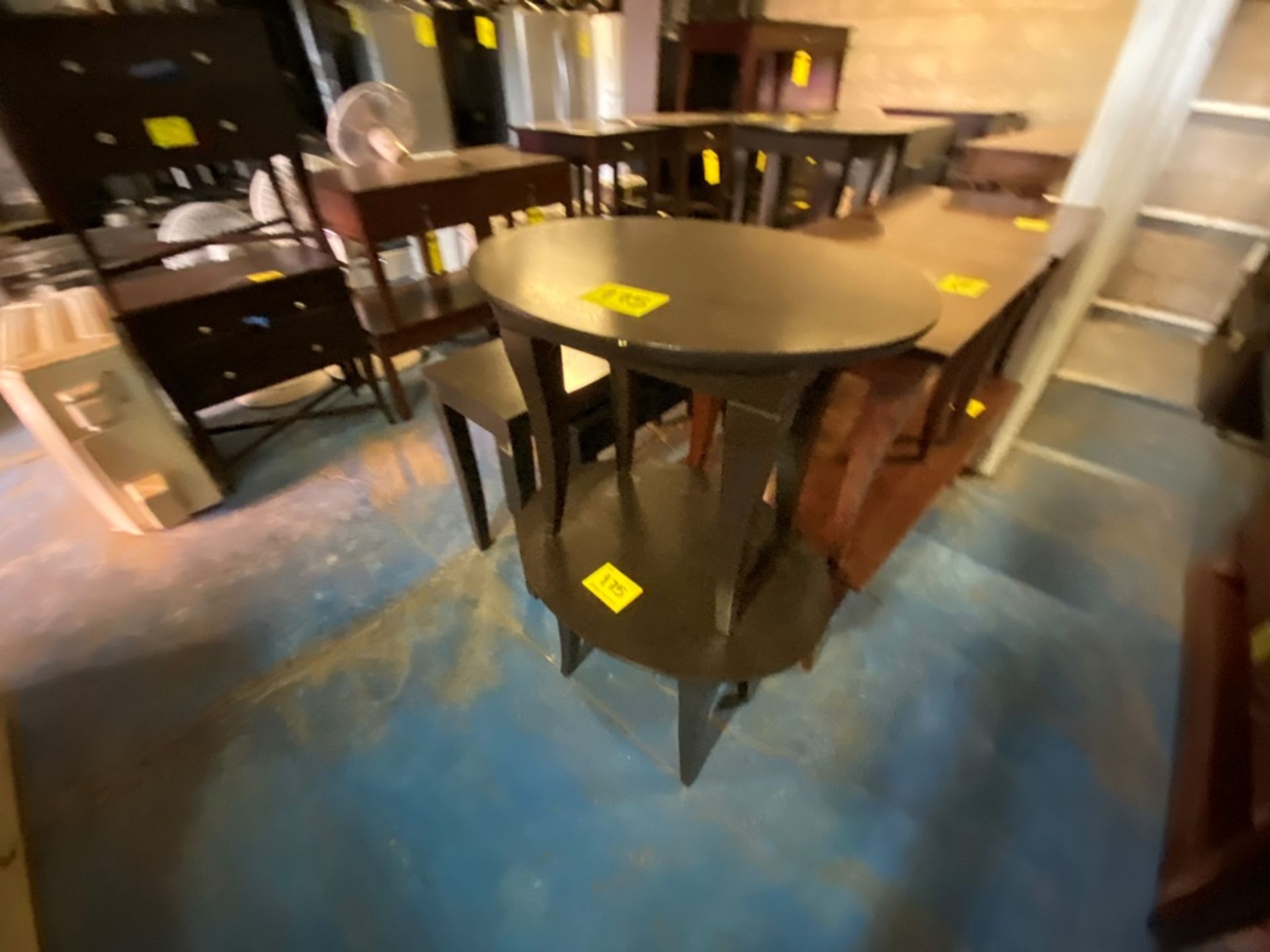 Lote Conformado por 2 mesas, Contiene; 1 Mesa Tipo Esquinero Ovalada de Madera Color Café 70x55x58 - Image 5 of 13