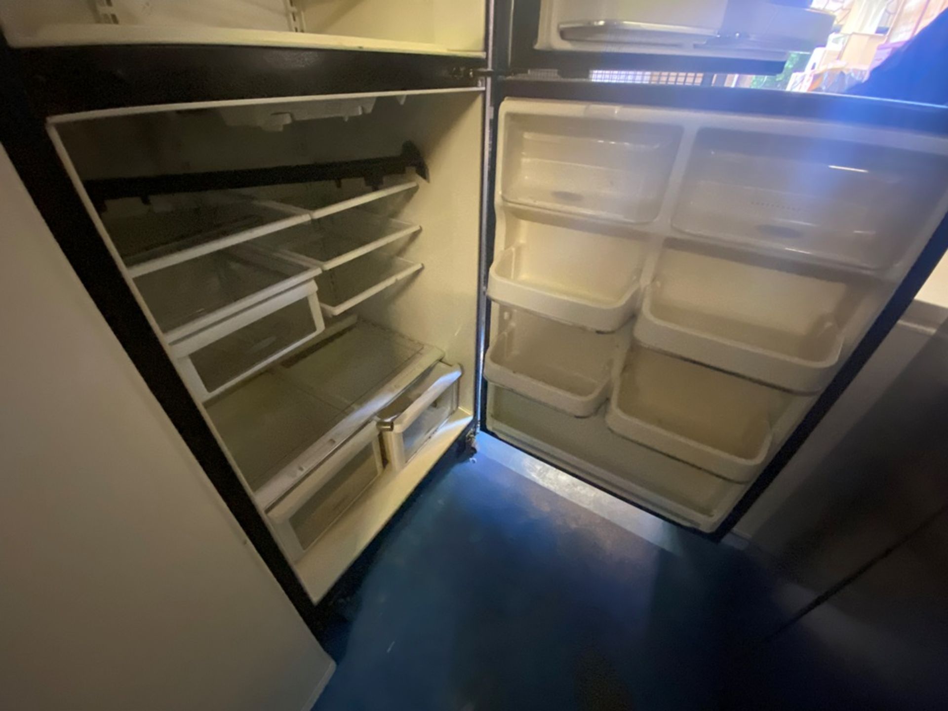 Lote Conformado por 1 Refrigerador marca Frigidaire color gris, Modelo FRT22TSEB5, Serie LA8440700, - Image 10 of 11