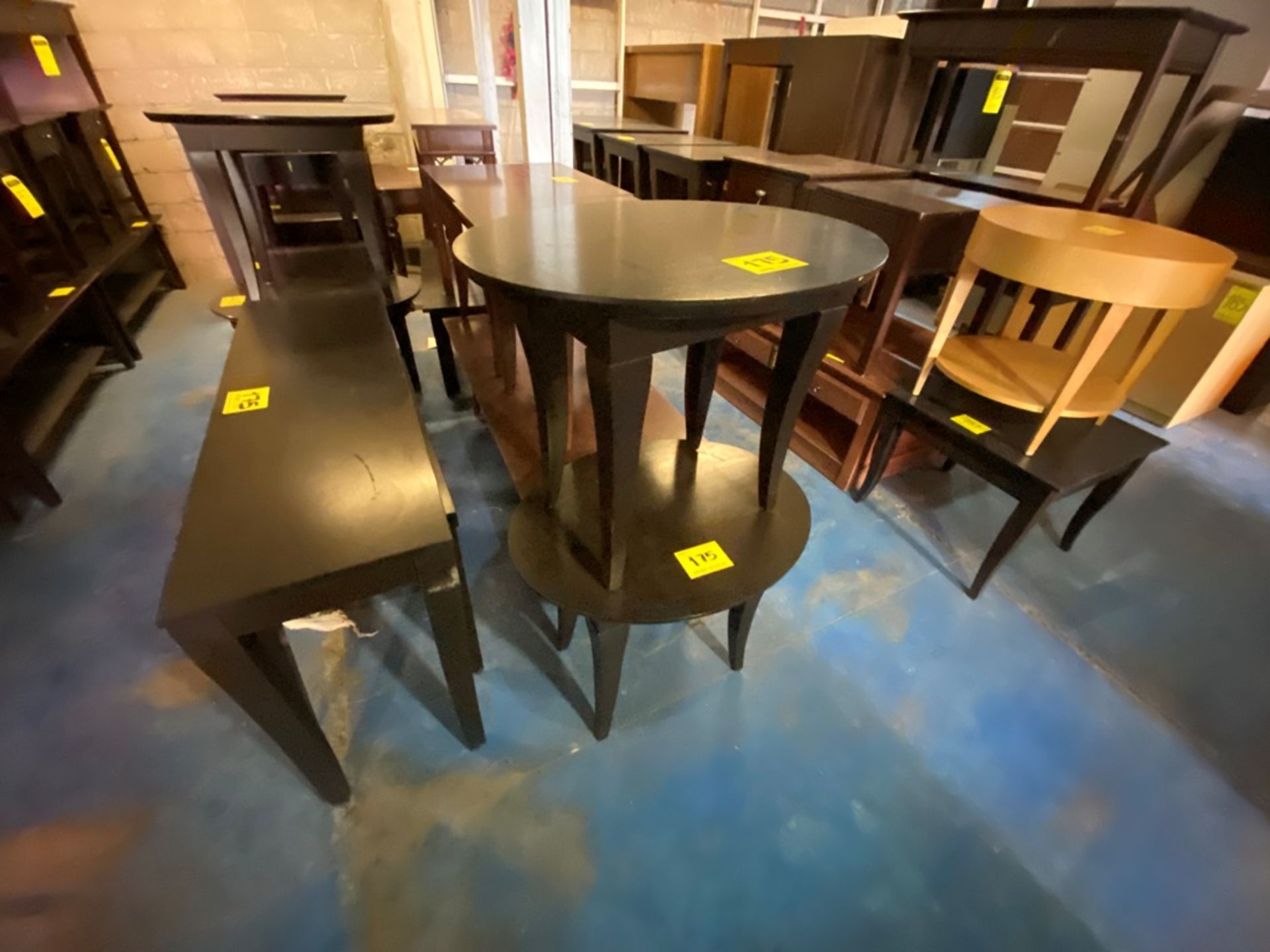Lote Conformado por 2 mesas, Contiene; 1 Mesa Tipo Esquinero Ovalada de Madera Color Café 70x55x58 - Image 4 of 13