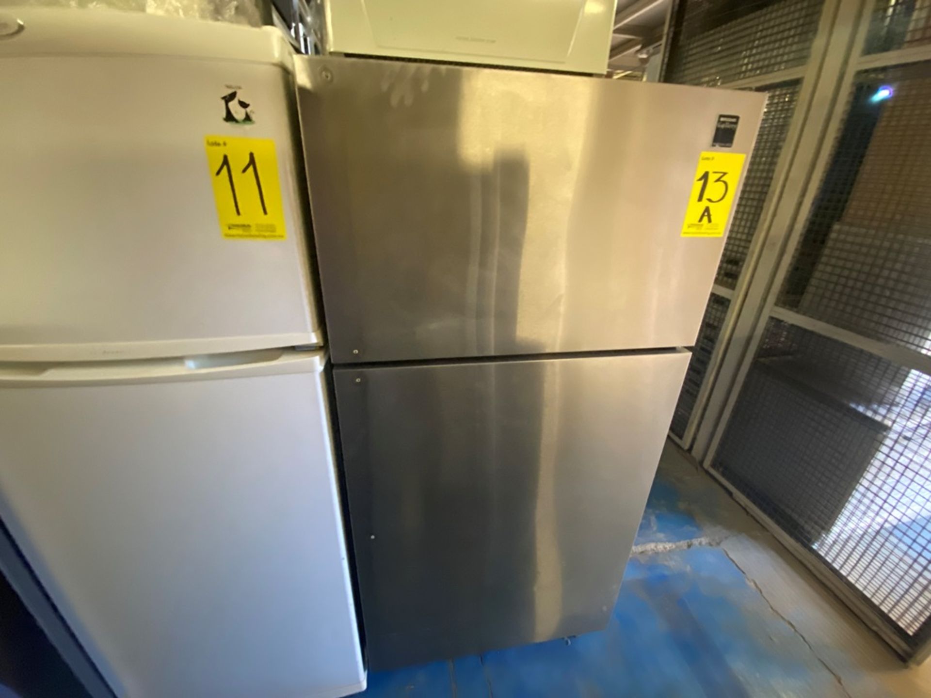 Lote Conformado por 1 Refrigerador marca Frigidaire color gris, Modelo FRT22TSEB5, Serie LA8440700,