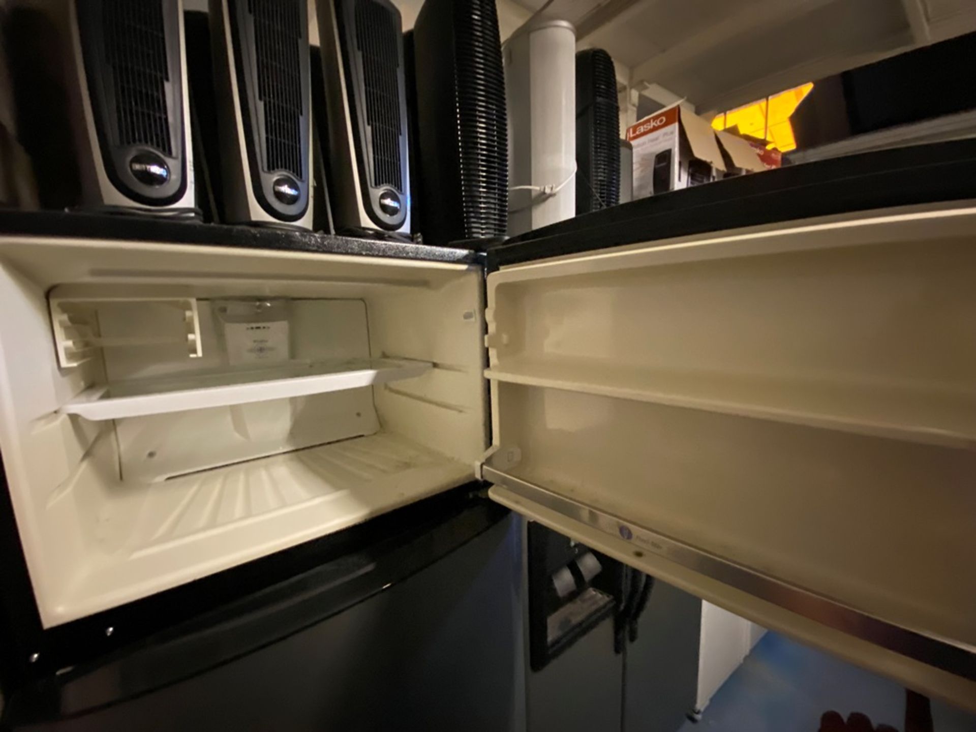 Refrigerador marca Whirlpool Modelo WT8001D Serie VSY2841609, Color gris, detalles estéticos, Favor - Image 7 of 11