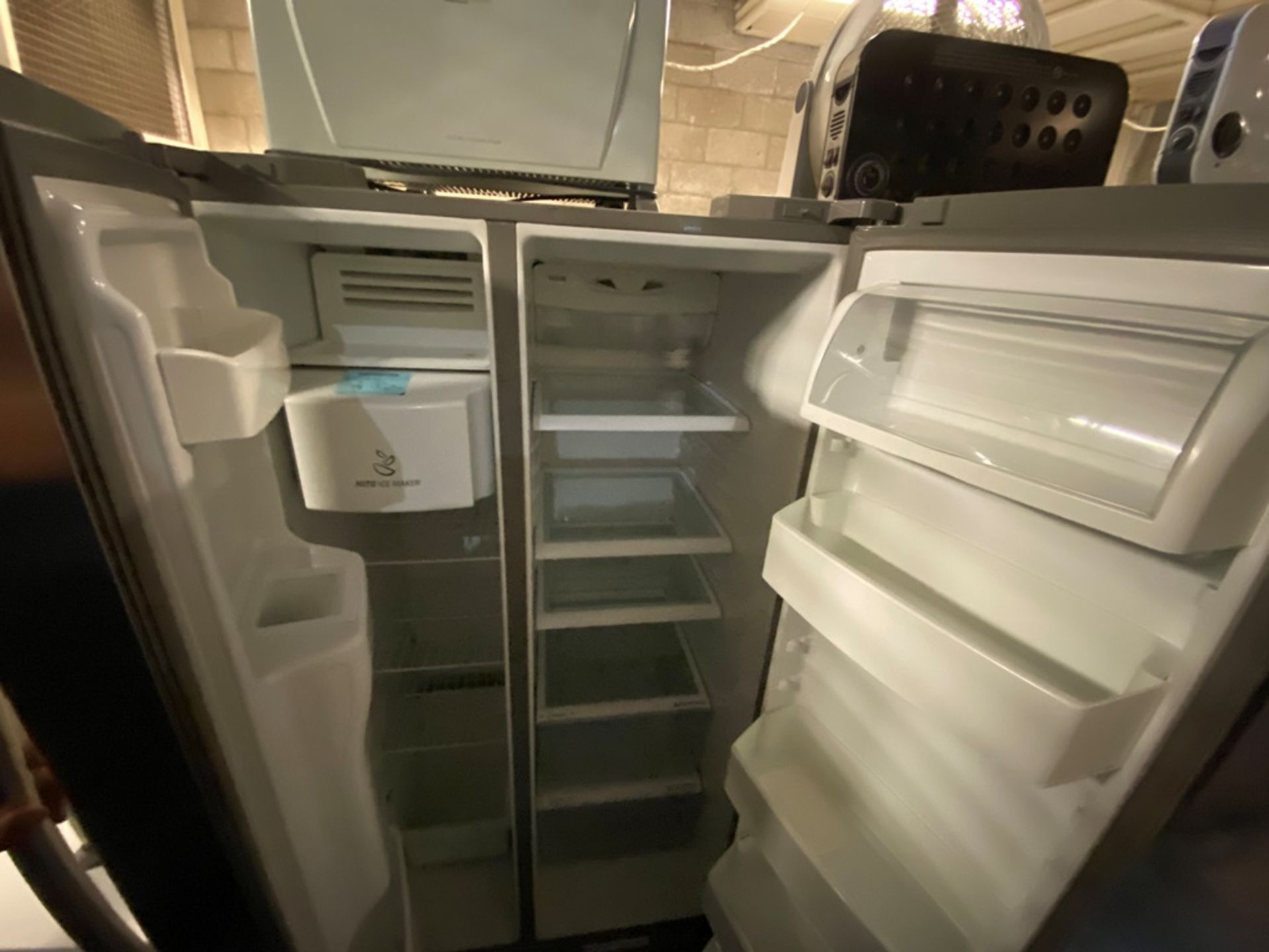 Refrigerador marca LG modelo GML278DS Serie 404MRSS08030 color gris, detalles estéticos, favor de i - Image 8 of 9