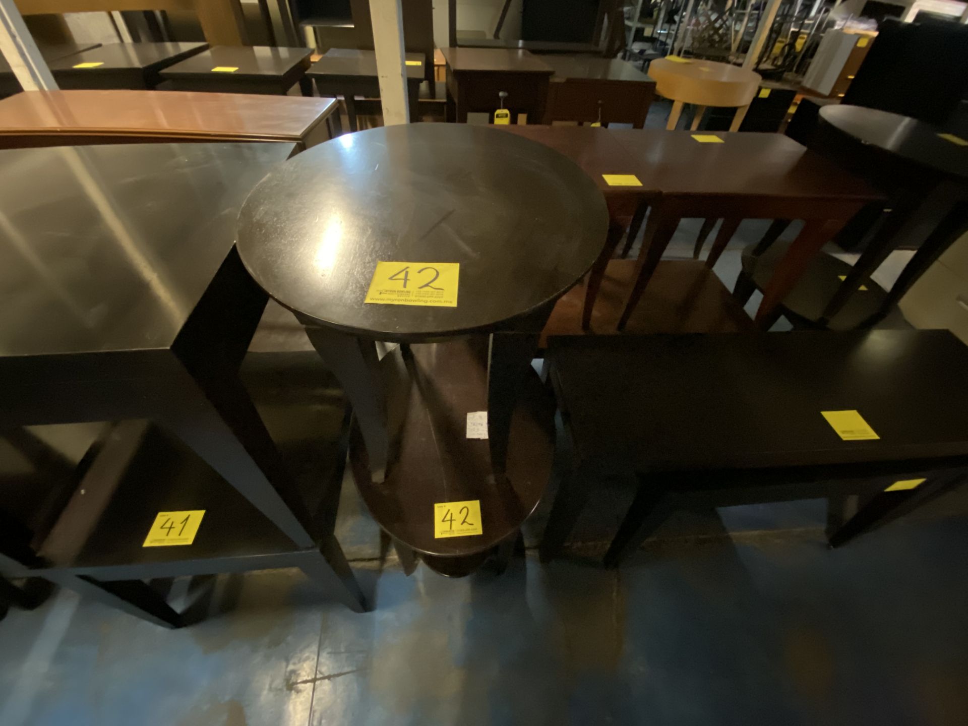 Lote de 2 mesas contiene: 1 Mesa Tipo Esquinero Ovalada de Madera Color Café 70x55x58 cm y 1 Mesa T