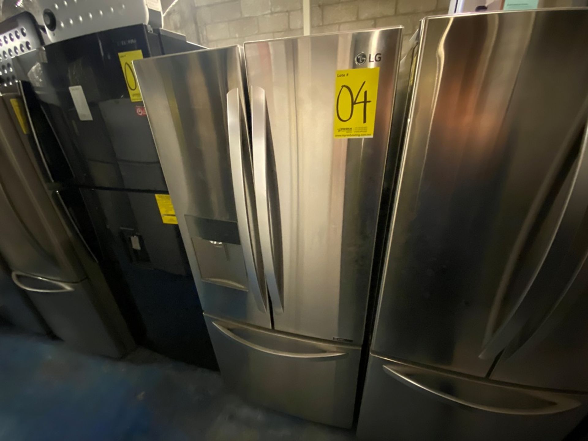 Refrigerador marca LG Modelo GF22WGS Serie 001MRJF1G596, color gris, favor de inspeccionar