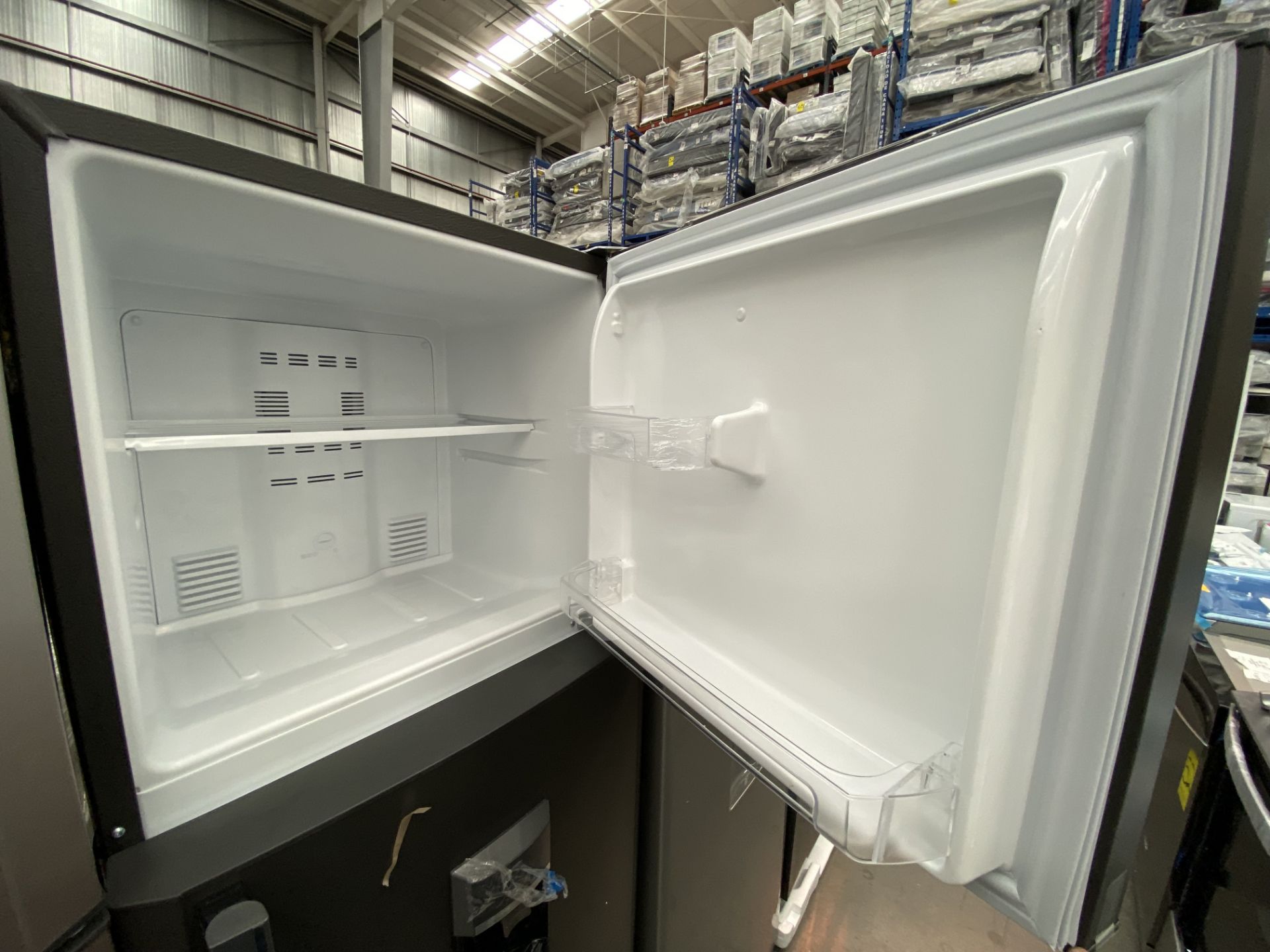 Lote de 1 Refrigerador con dispensador de Agua, Marca Mabe, Modelo RMA300FJMR, Serie 2204B704727, C - Image 7 of 13