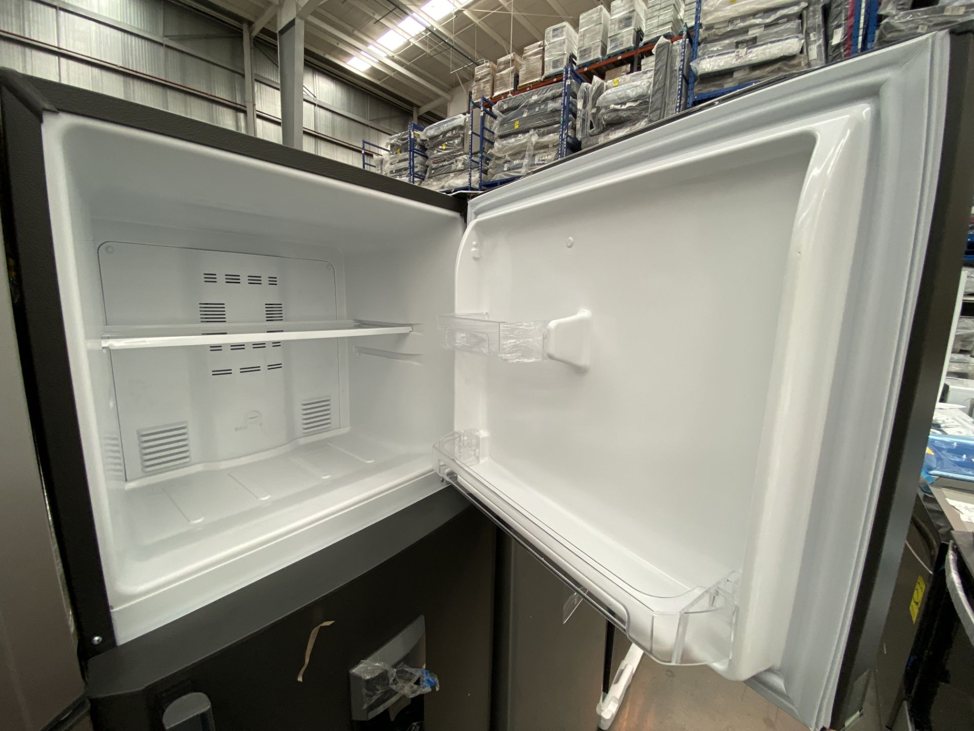Lote de 1 Refrigerador con dispensador de Agua, Marca Mabe, Modelo RMA300FJMR, Serie 2204B704727, C - Image 8 of 13