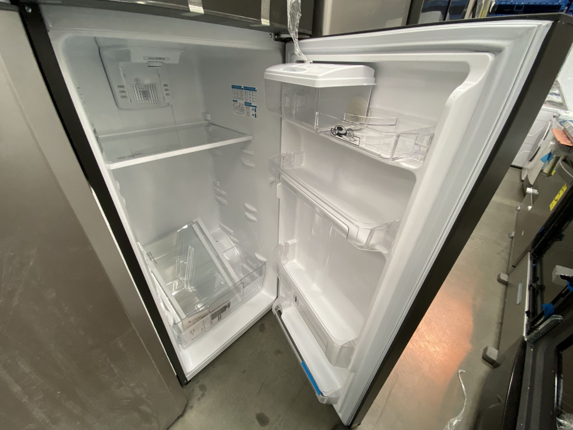Lote de 1 Refrigerador con dispensador de Agua, Marca Mabe, Modelo RMA300FJMR, Serie 2204B704727, C - Image 10 of 13