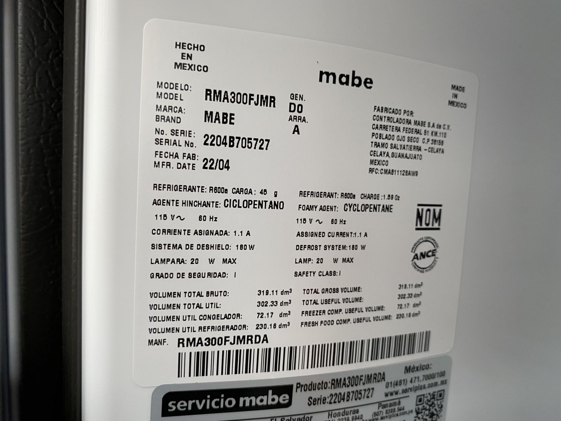 Lote de 1 Refrigerador con dispensador de Agua, Marca Mabe, Modelo RMA300FJMR, Serie 2204B704727, C - Image 11 of 13