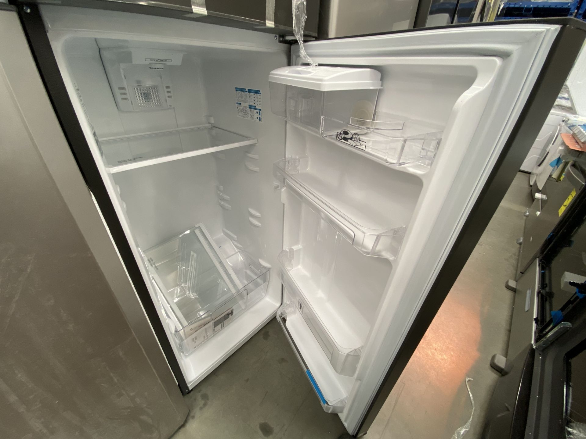 Lote de 1 Refrigerador con dispensador de Agua, Marca Mabe, Modelo RMA300FJMR, Serie 2204B704727, C - Image 9 of 13