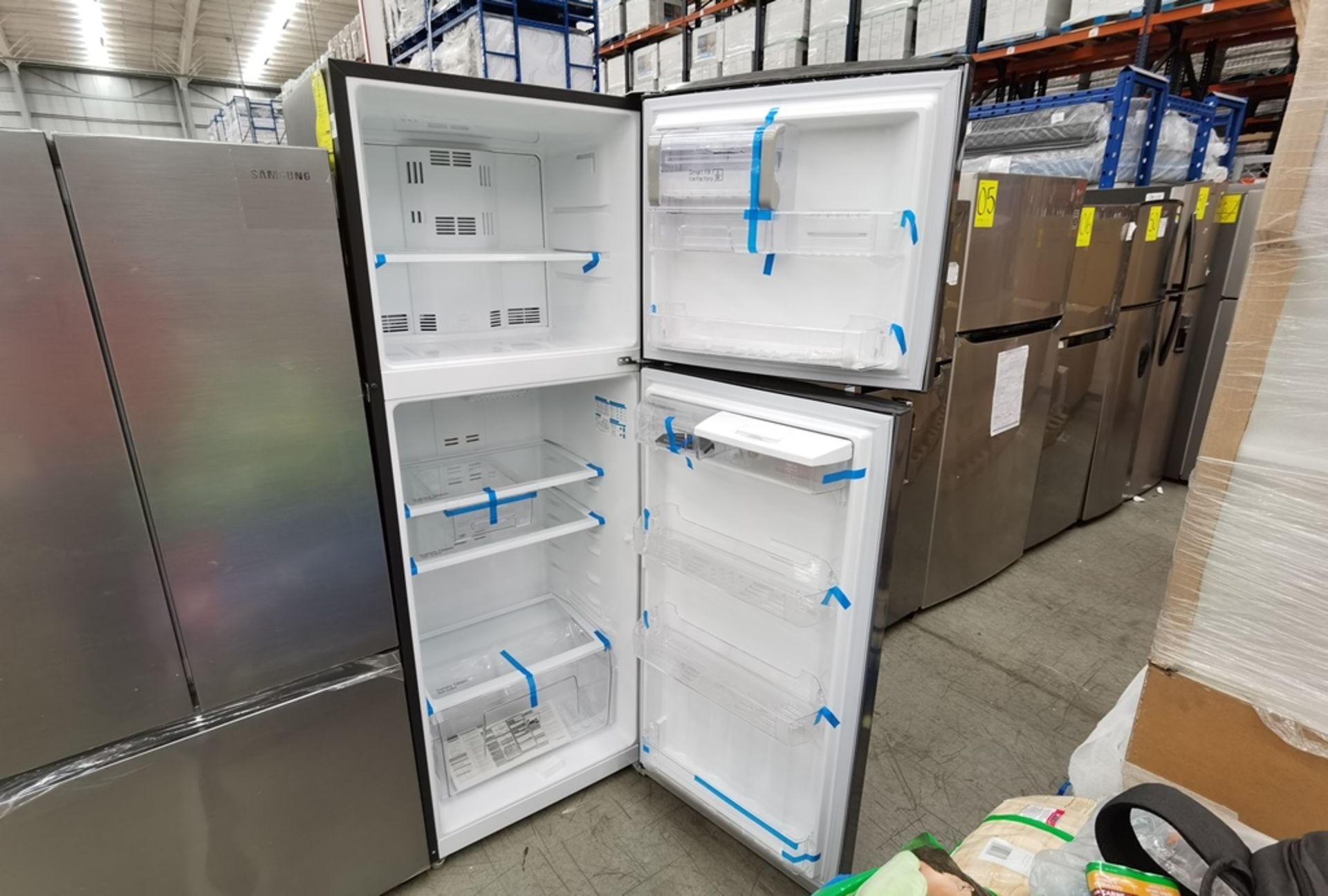 1 Refrigerador con Dispensador de Agua Marca Mabe, Modelo RMT400RY, Serie 8734, Color Gris, Daños e - Image 8 of 11