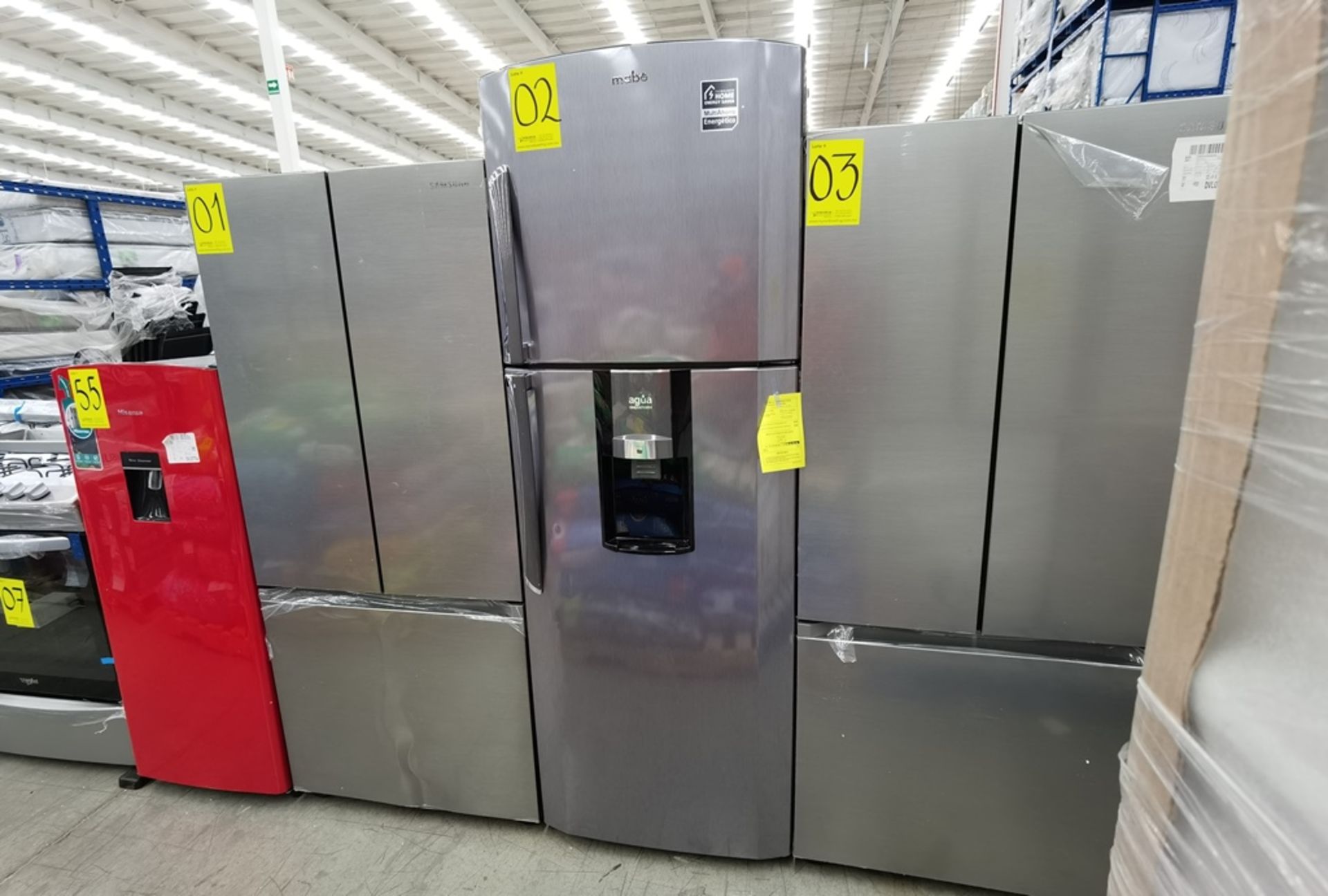 1 Refrigerador con Dispensador de Agua Marca Mabe, Modelo RMT400RY, Serie 8734, Color Gris, Daños e