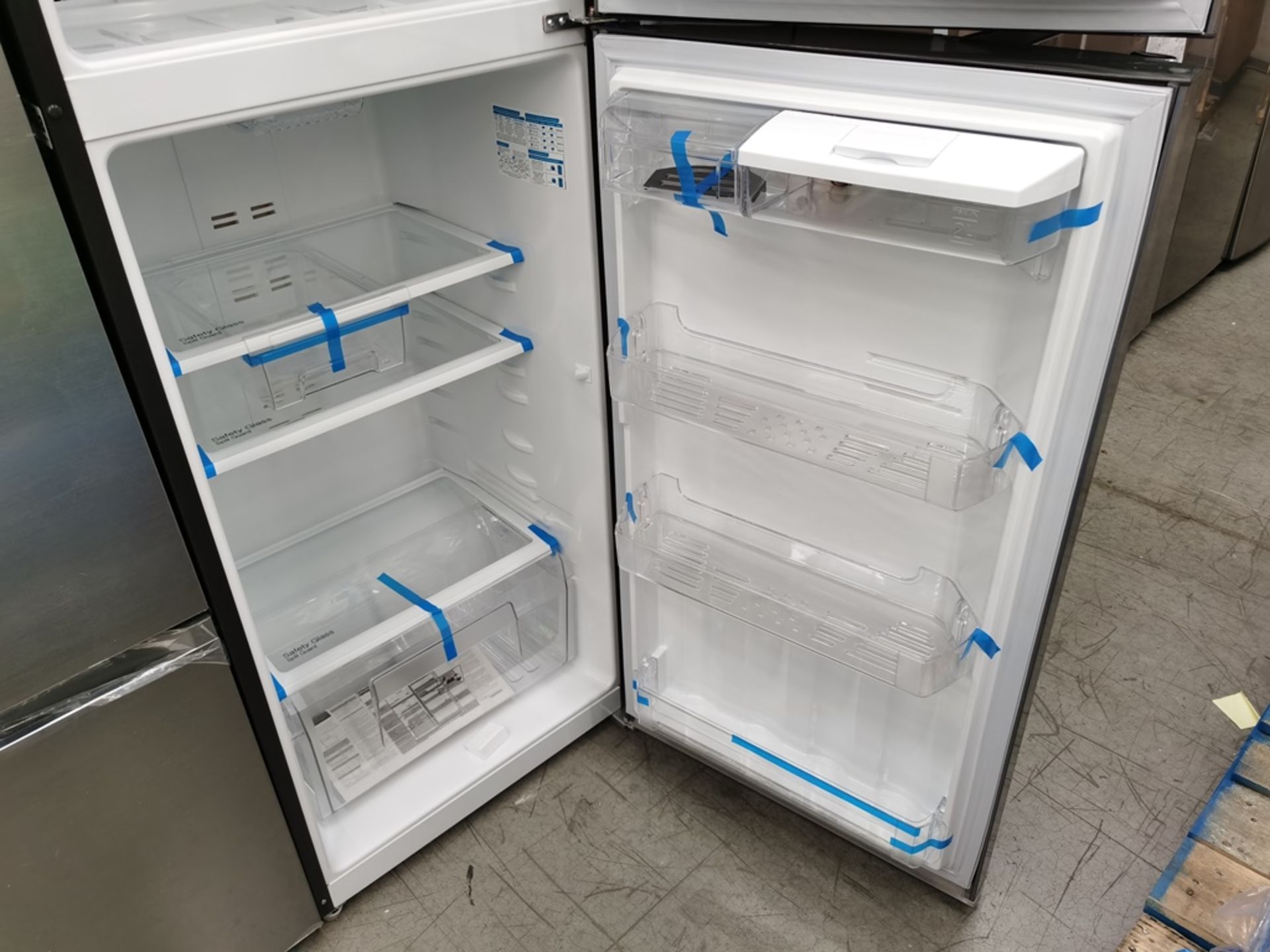 1 Refrigerador con Dispensador de Agua Marca Mabe, Modelo RMT400RY, Serie 8734, Color Gris, Daños e - Image 10 of 11