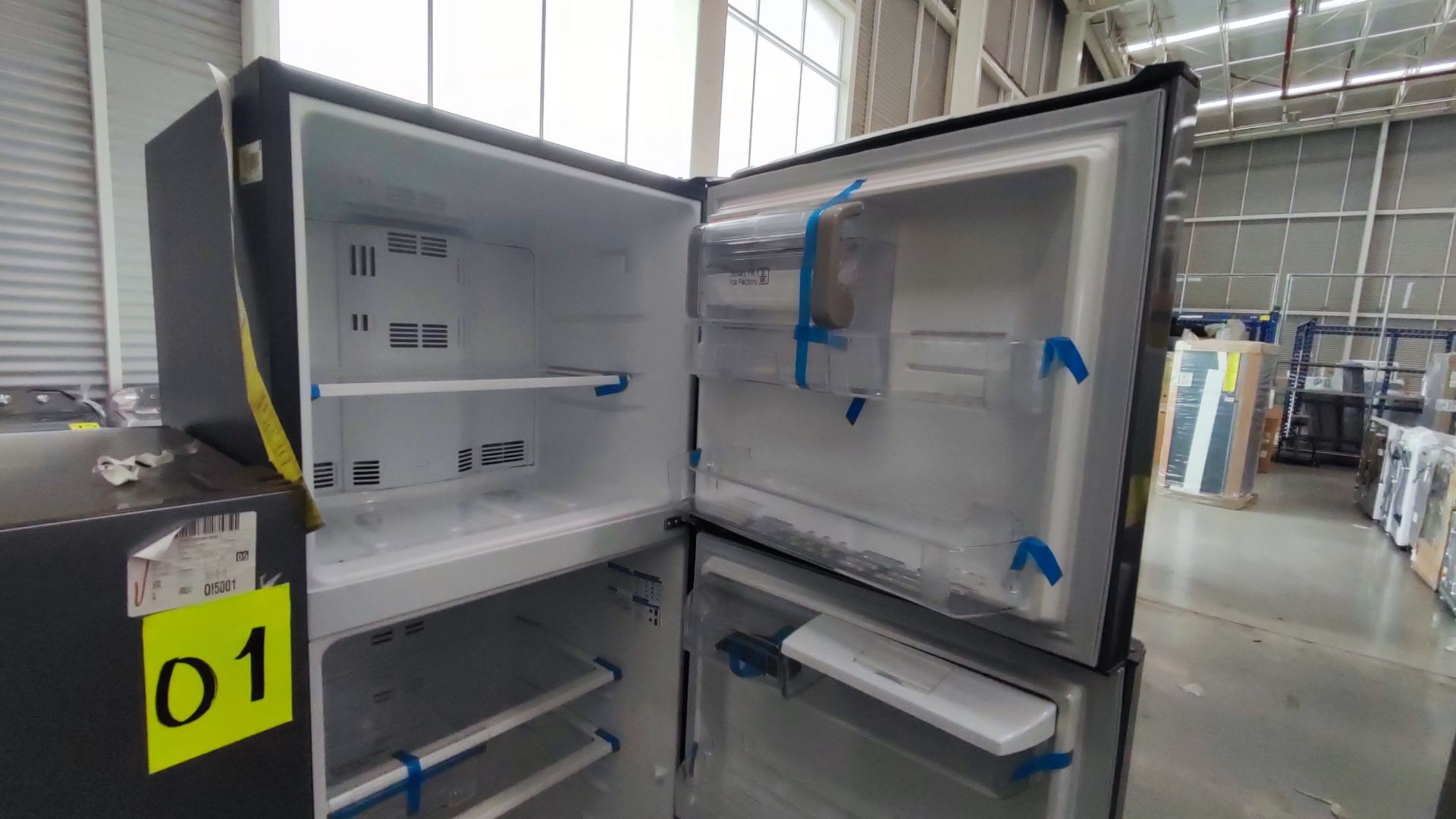 Lote Conformado por 2 Refrigeradores, Contiene; 1 Refrigerador con Dispensador de Agua Marca Mabe, - Image 12 of 15